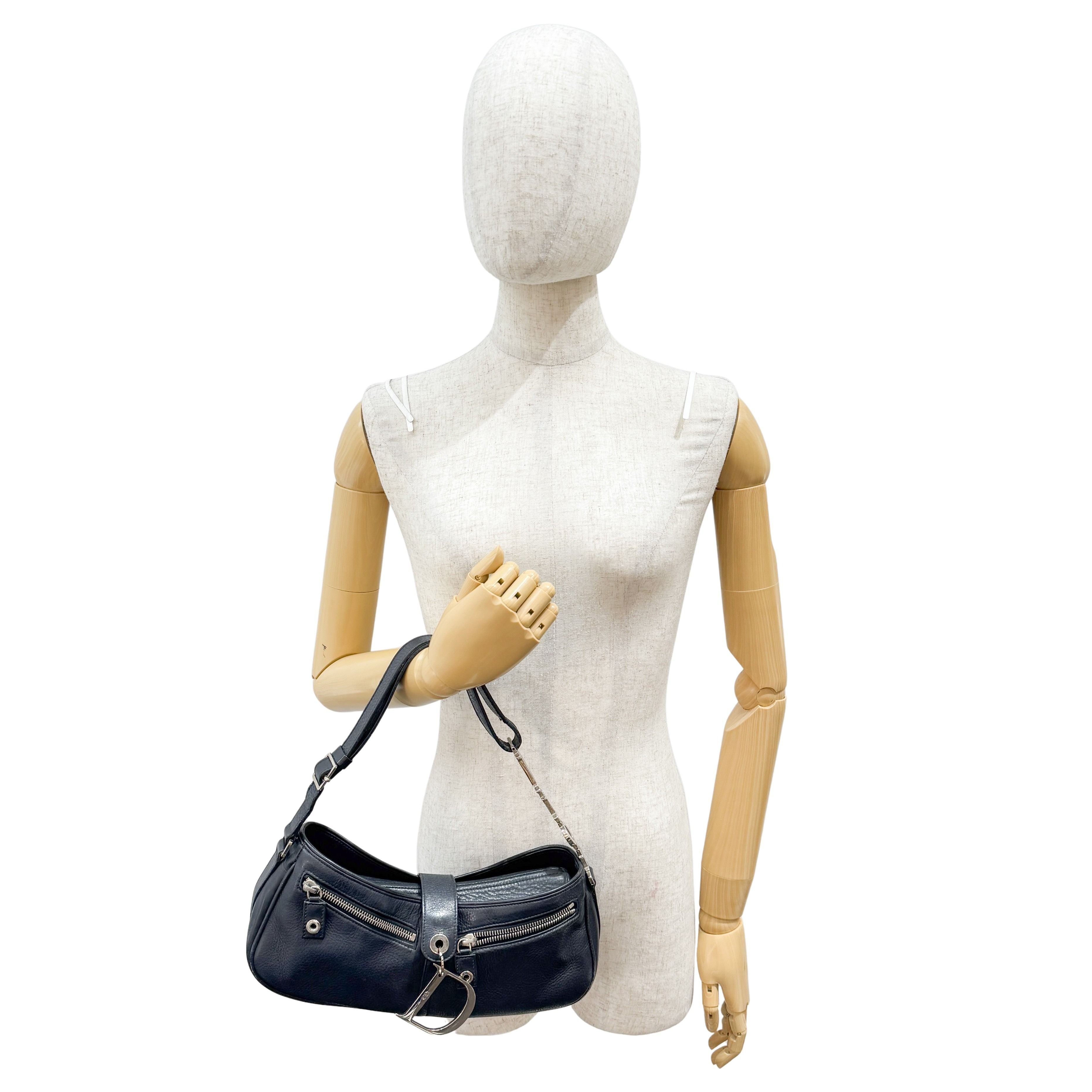 One Shoulder Black Leather D Metal Logo Shoulder Bag