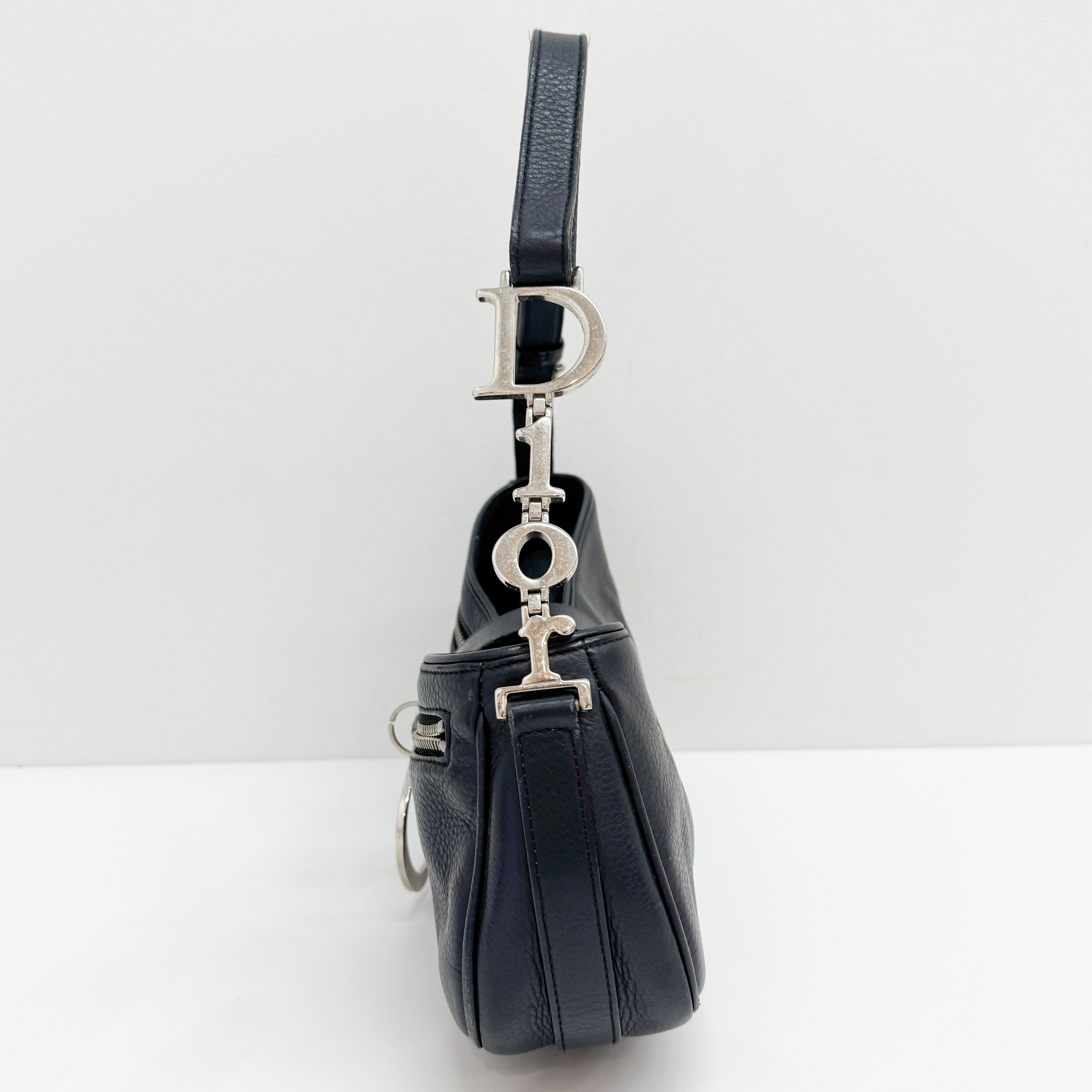 One Shoulder Black Leather D Metal Logo Shoulder Bag