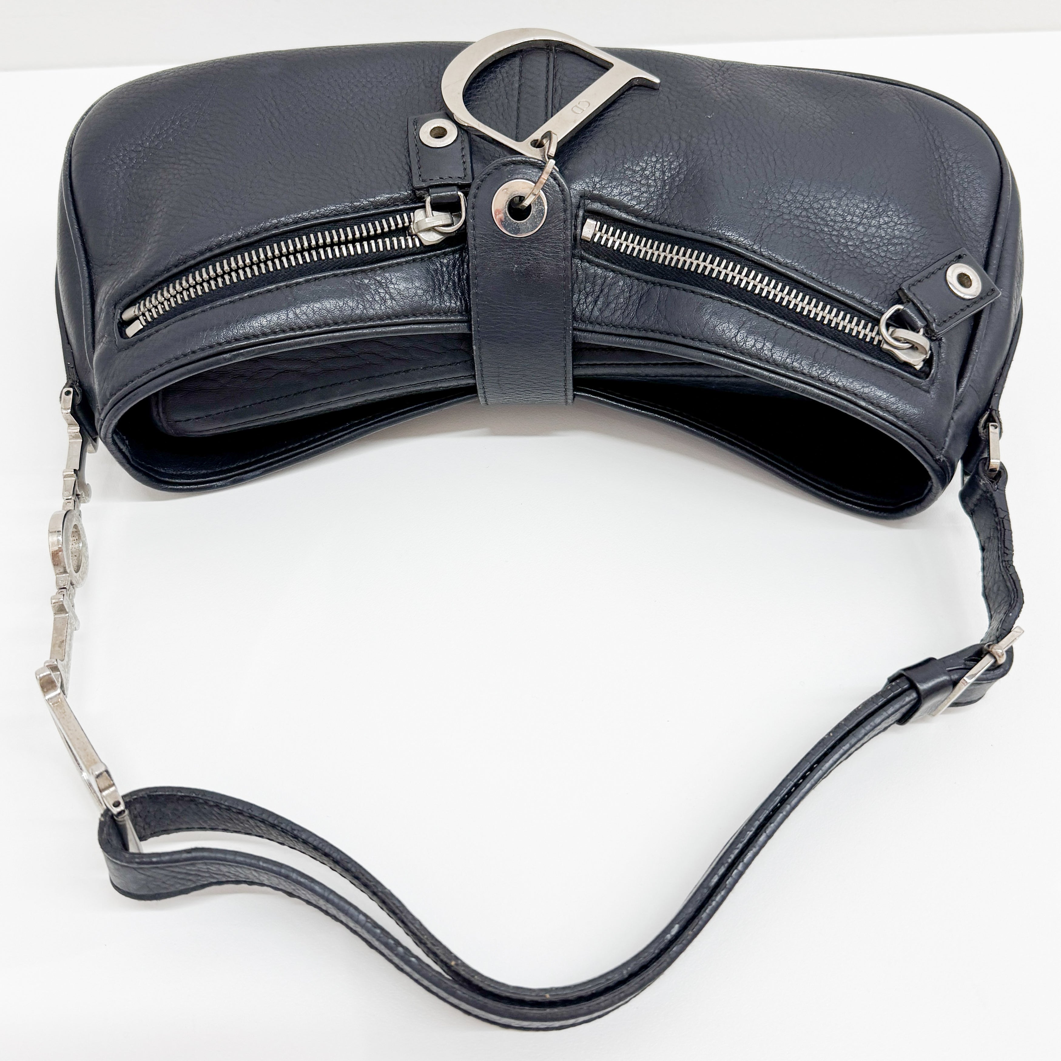 One Shoulder Black Leather D Metal Logo Shoulder Bag