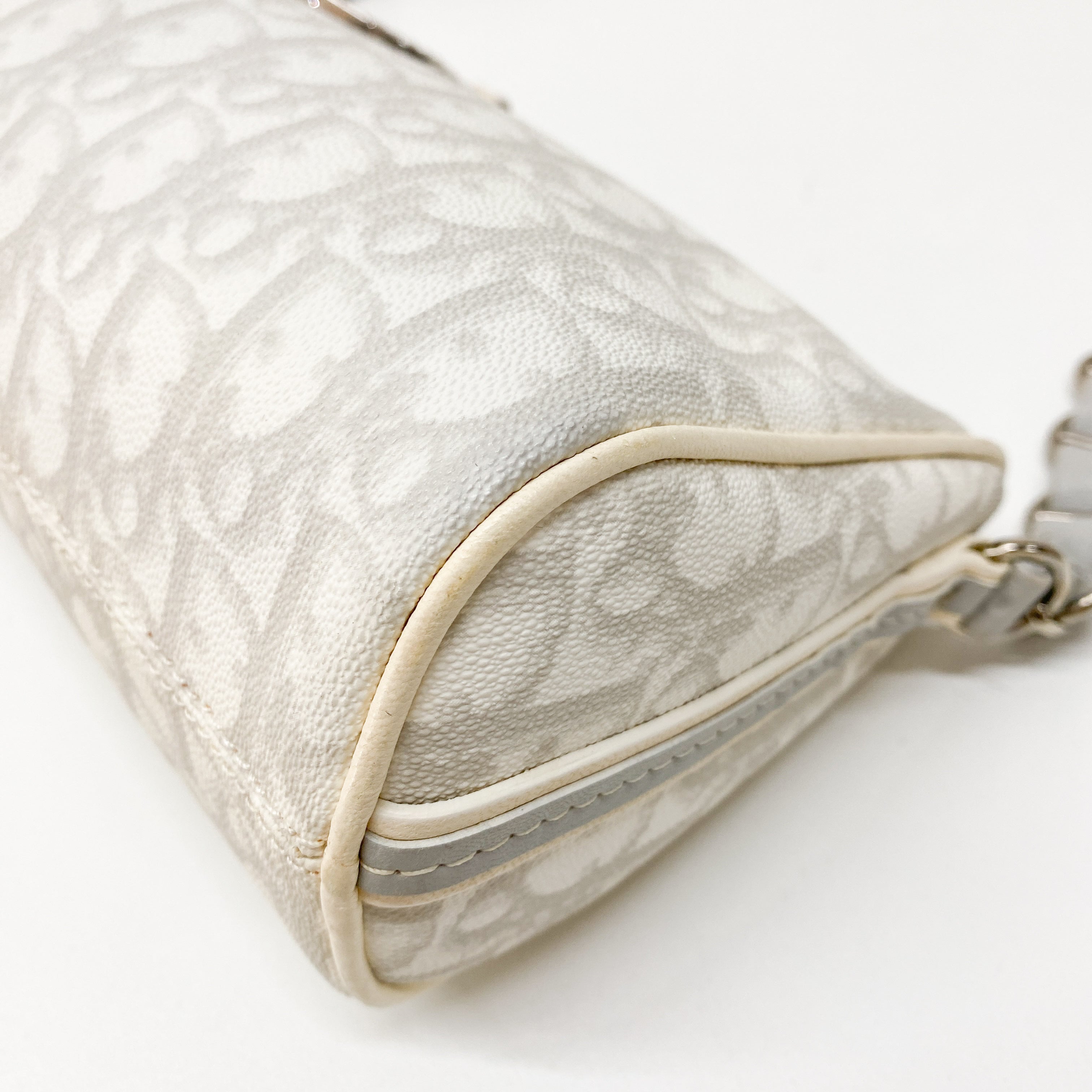 Romantique White Trotter Shoulder Bag