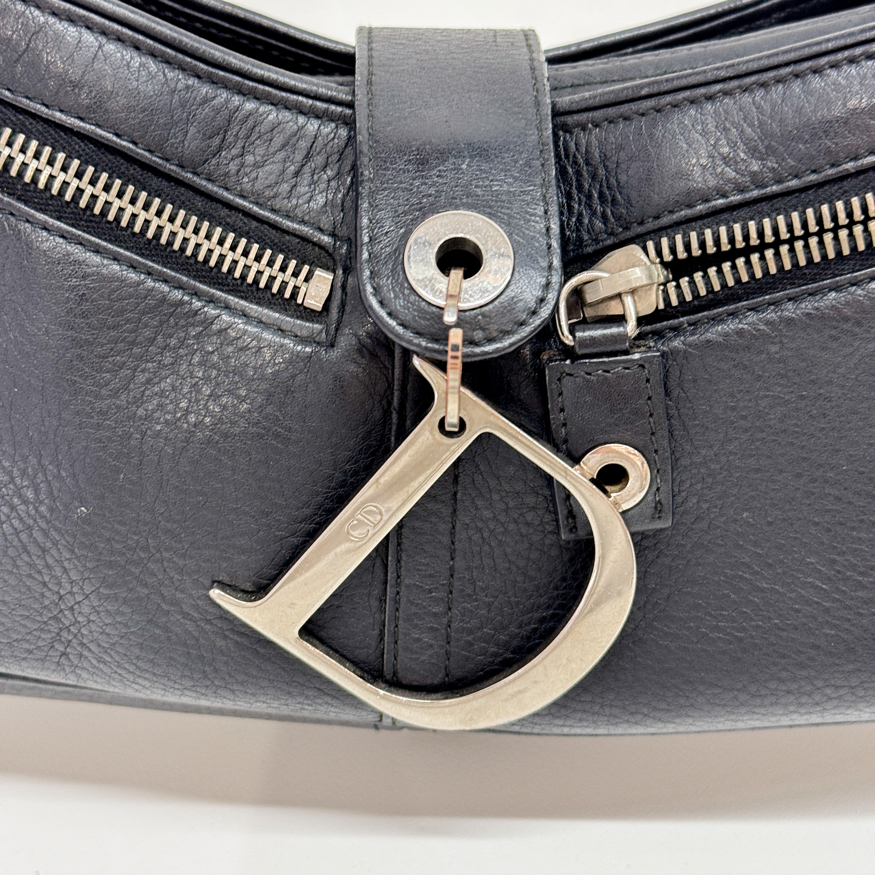 One Shoulder Black Leather D Metal Logo Shoulder Bag