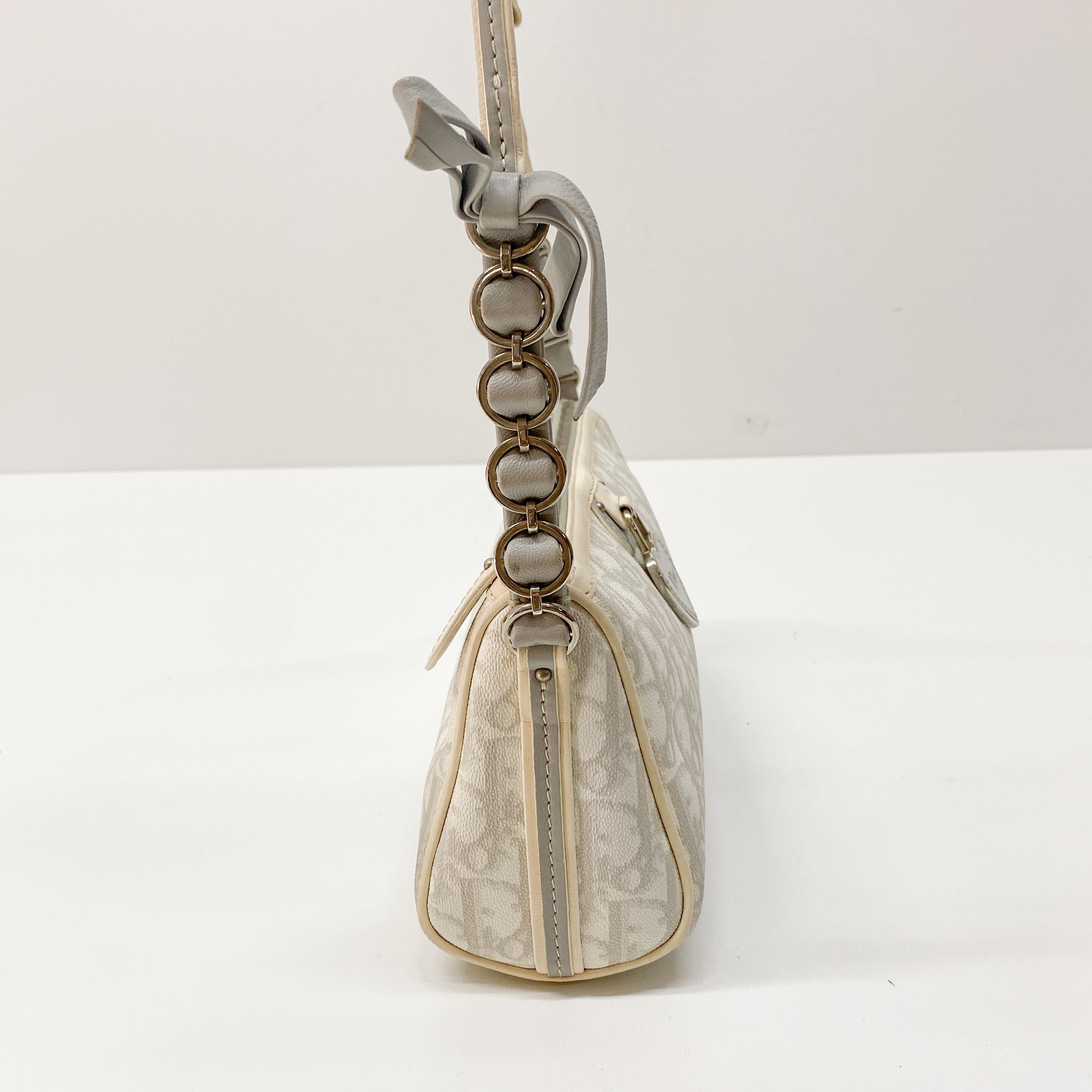 Romantique White Trotter Shoulder Bag