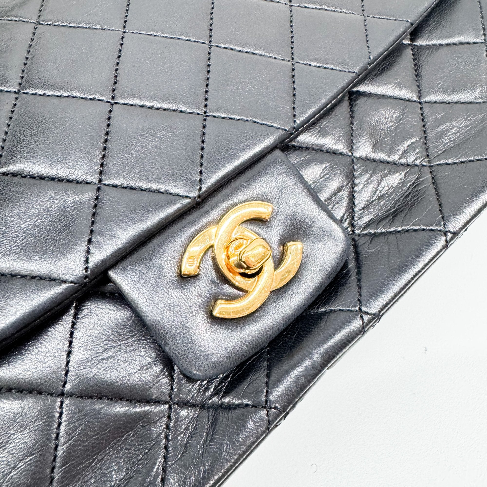 Vintage Matelassé 27 Flap Chain Black Leather Handbag