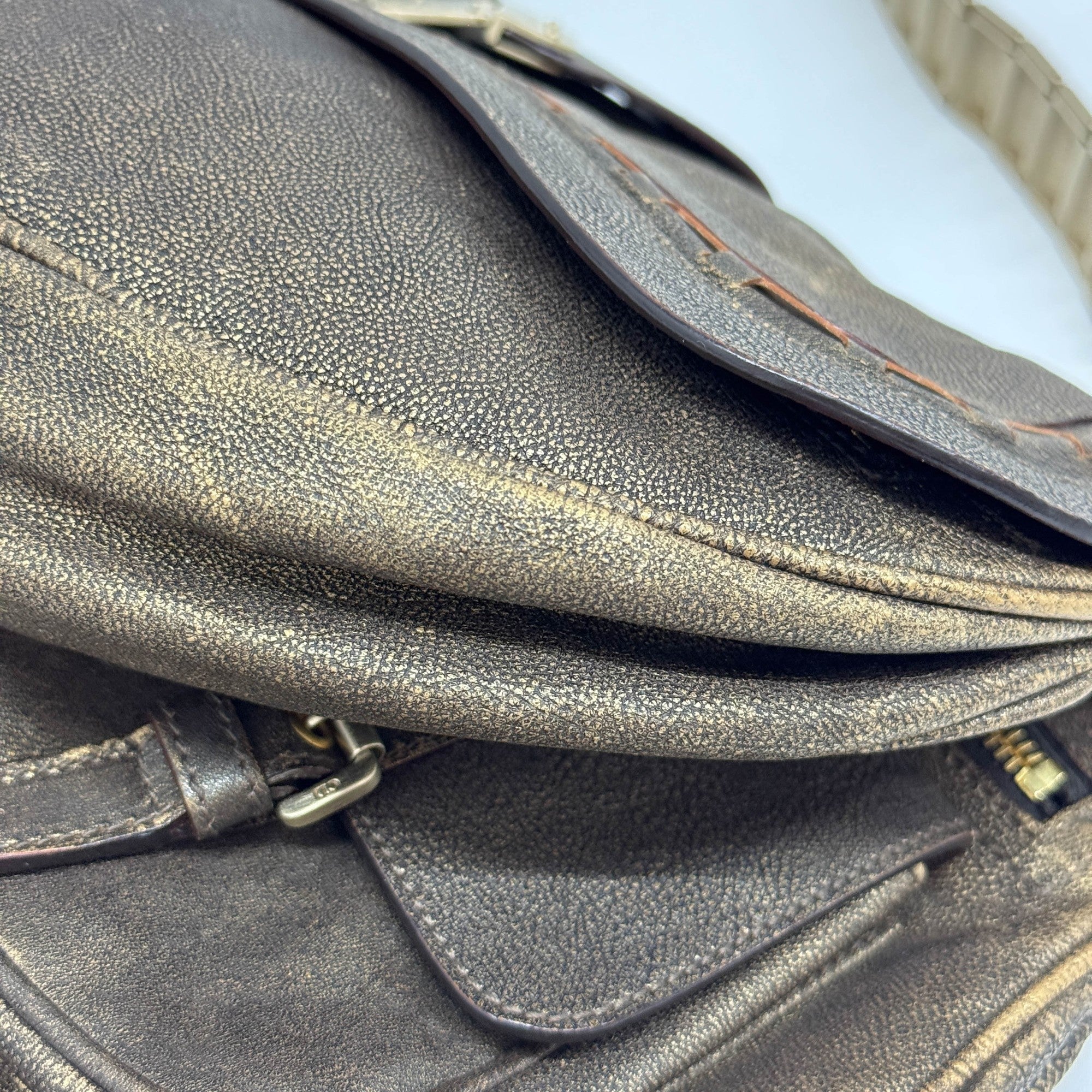 Gaucho Oyster Strap Gold Leather Shoulder Bag