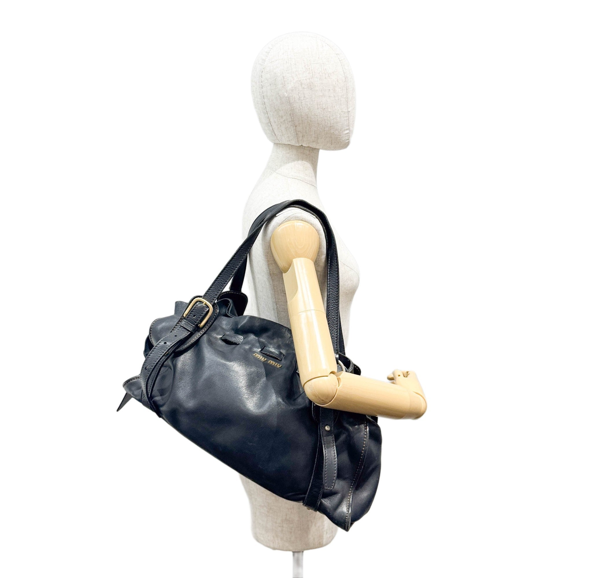 Vitello Lux Bow Black Leather Shoulder Bag