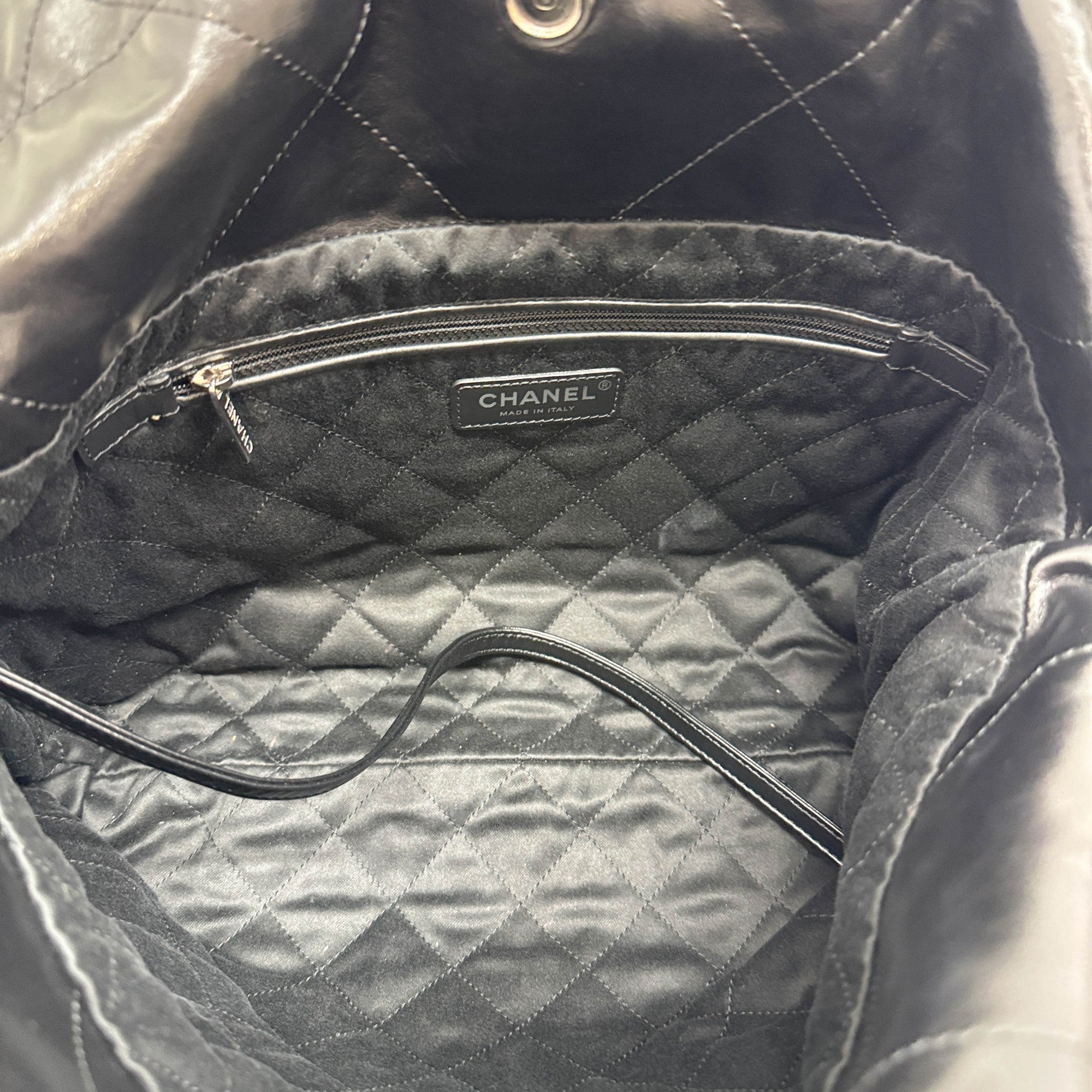 Chanel 22 2021-2026 Matelasse Black Leather Shoulder Bag