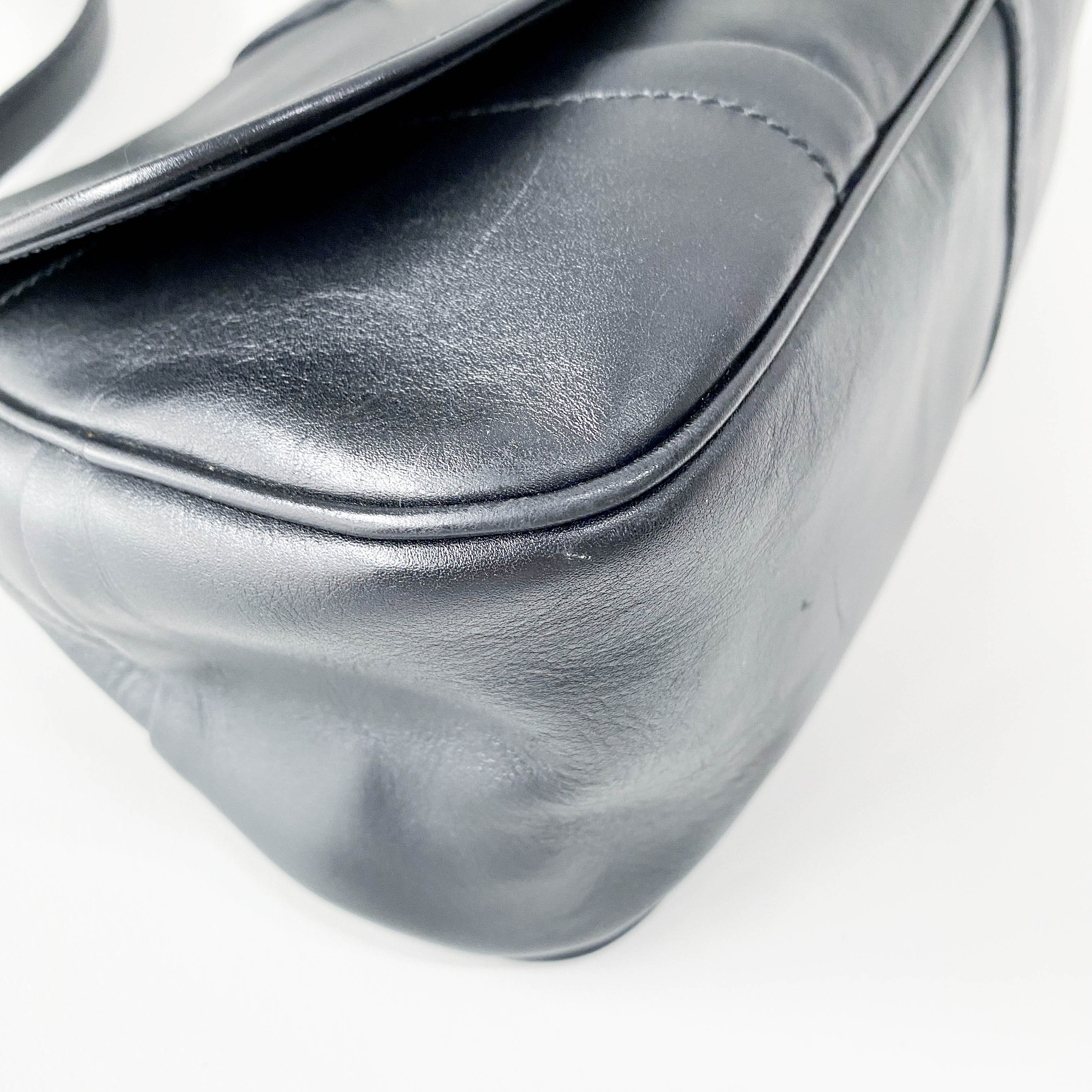 バッグ 00s prada archive leather shoulder bag PRADA Archive Black Leather Shoulder Bag – HIVE PRELOVED