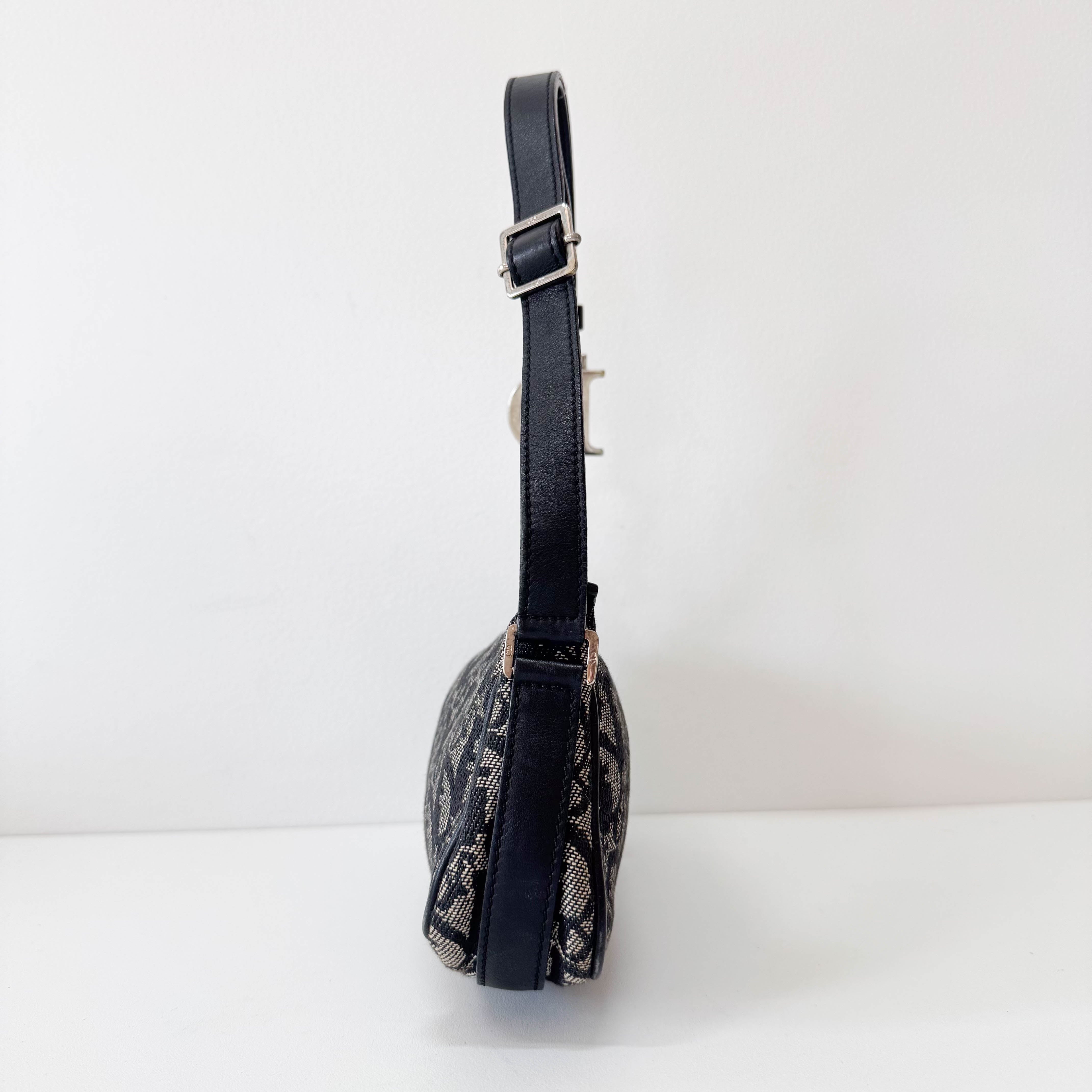 Trotter Accesorie Pouch Shoulder Bag