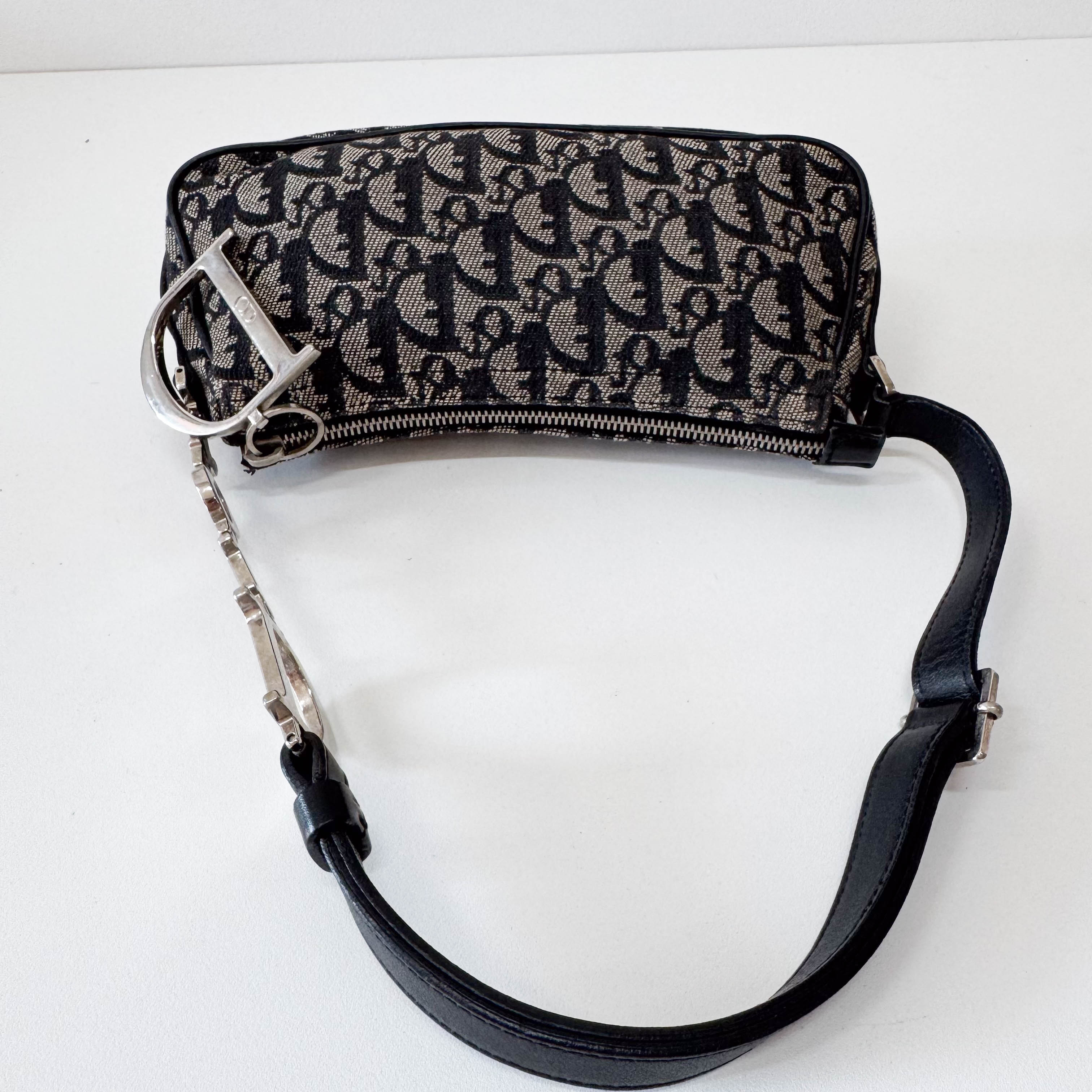 Trotter Accesorie Pouch Shoulder Bag