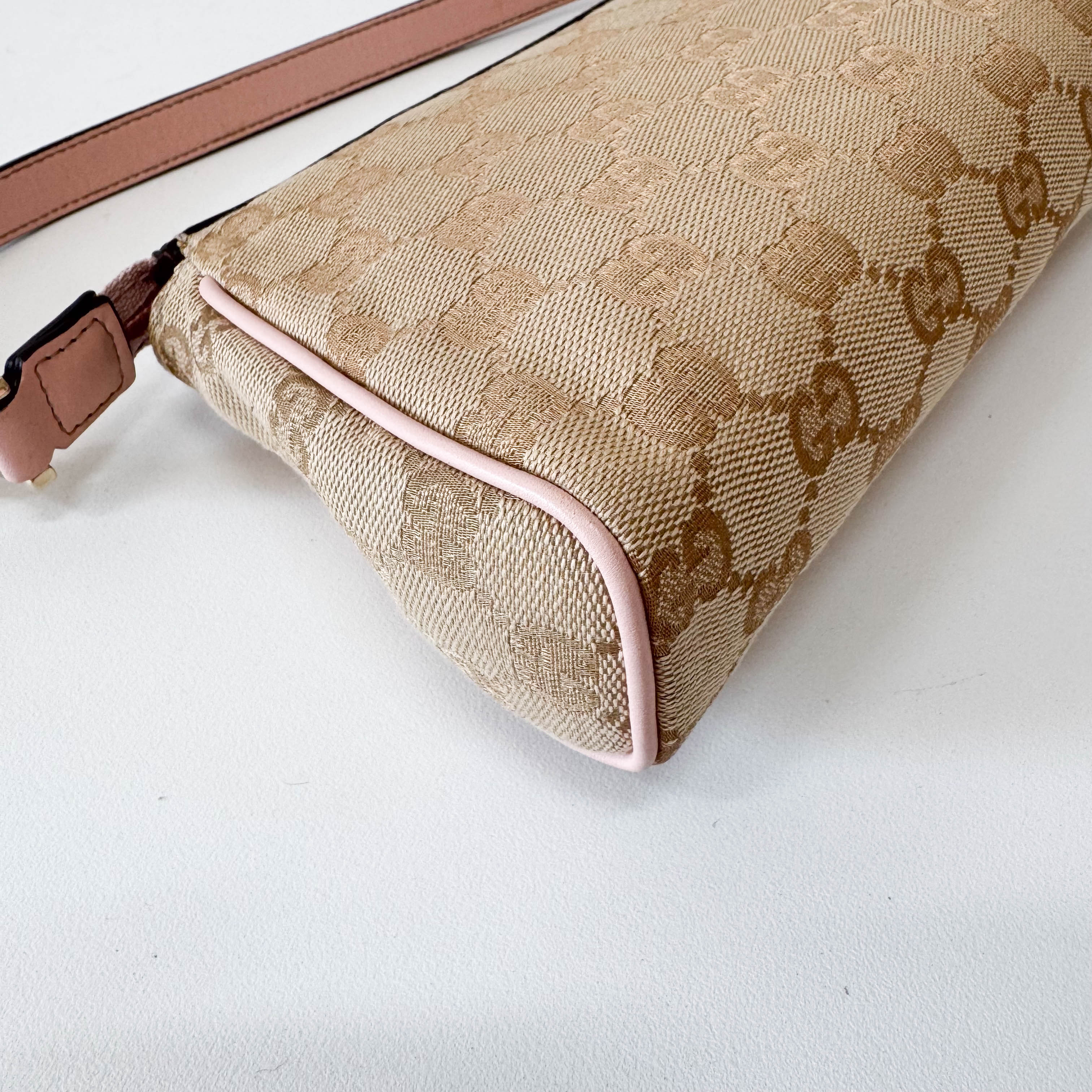 GG Canvas Shoulder Bag