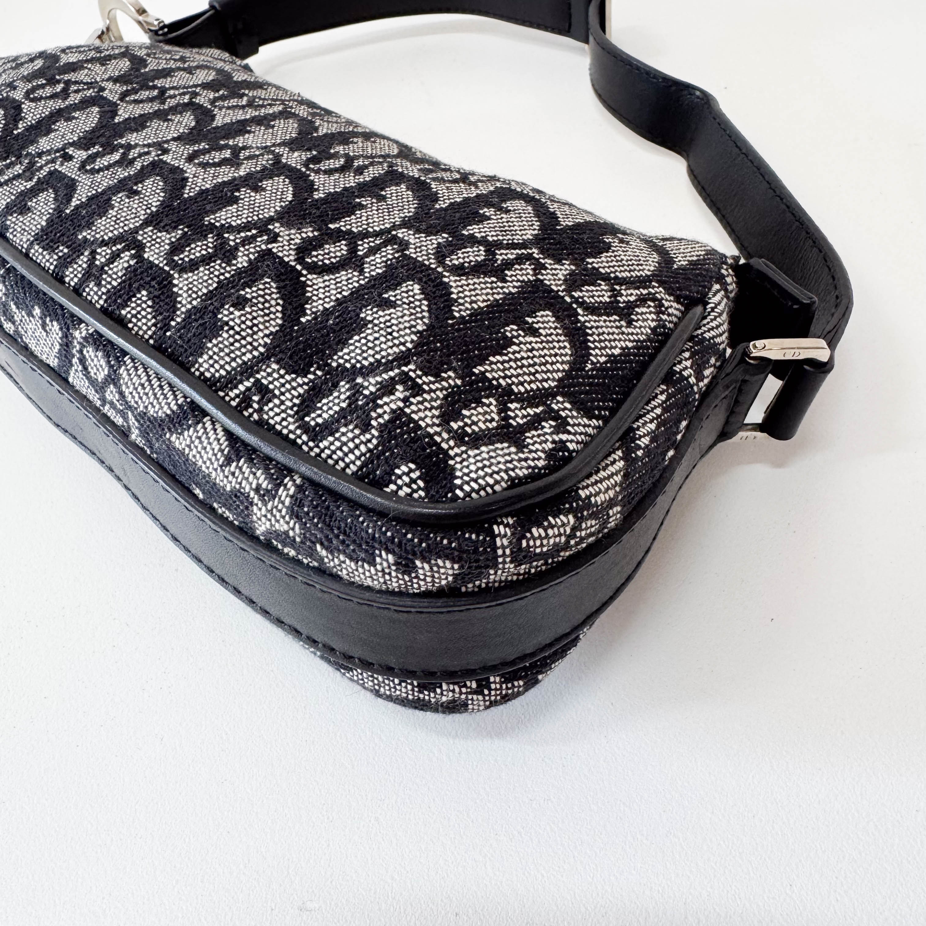 Trotter Accesorie Pouch Shoulder Bag