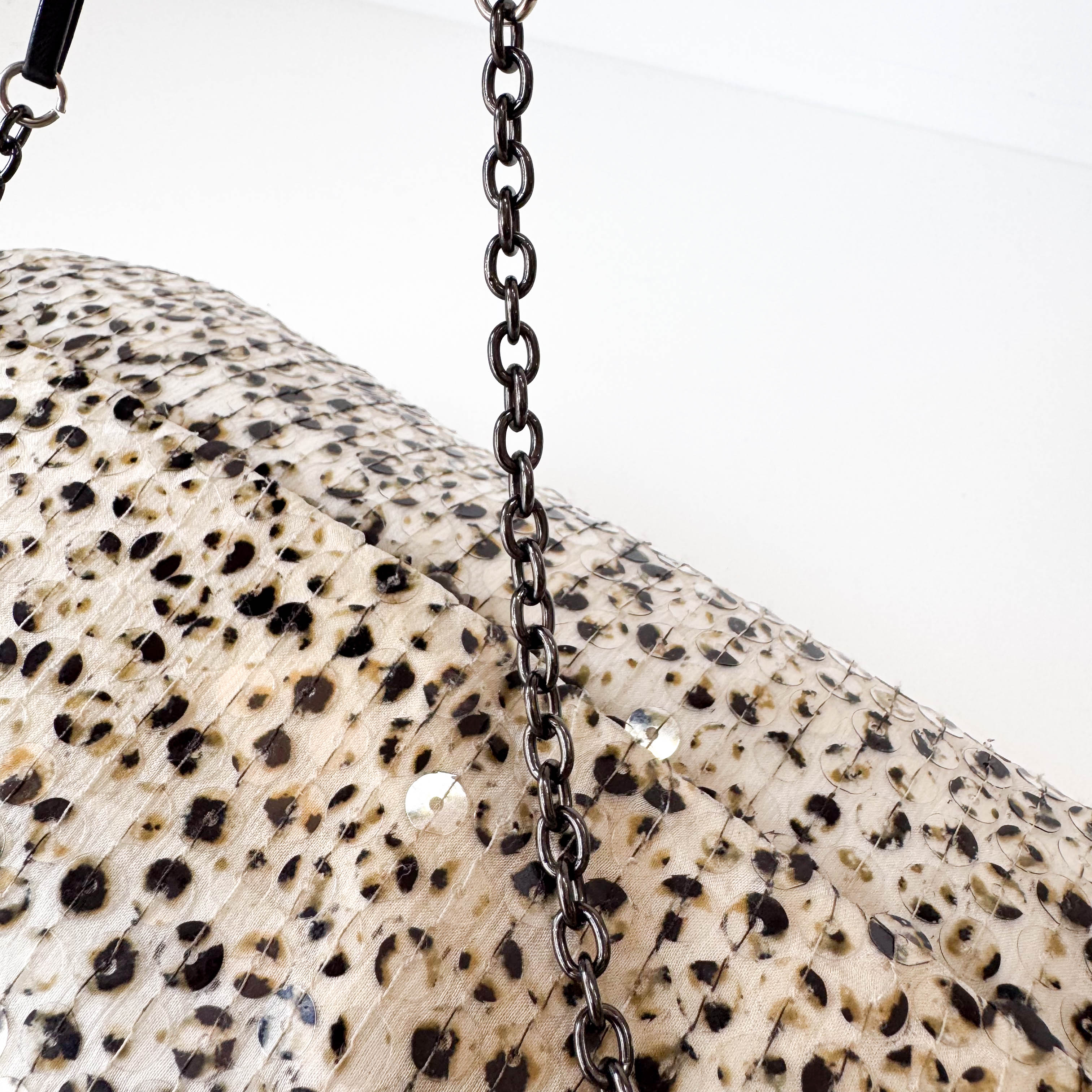 Sequin Triangle Plate with Chain