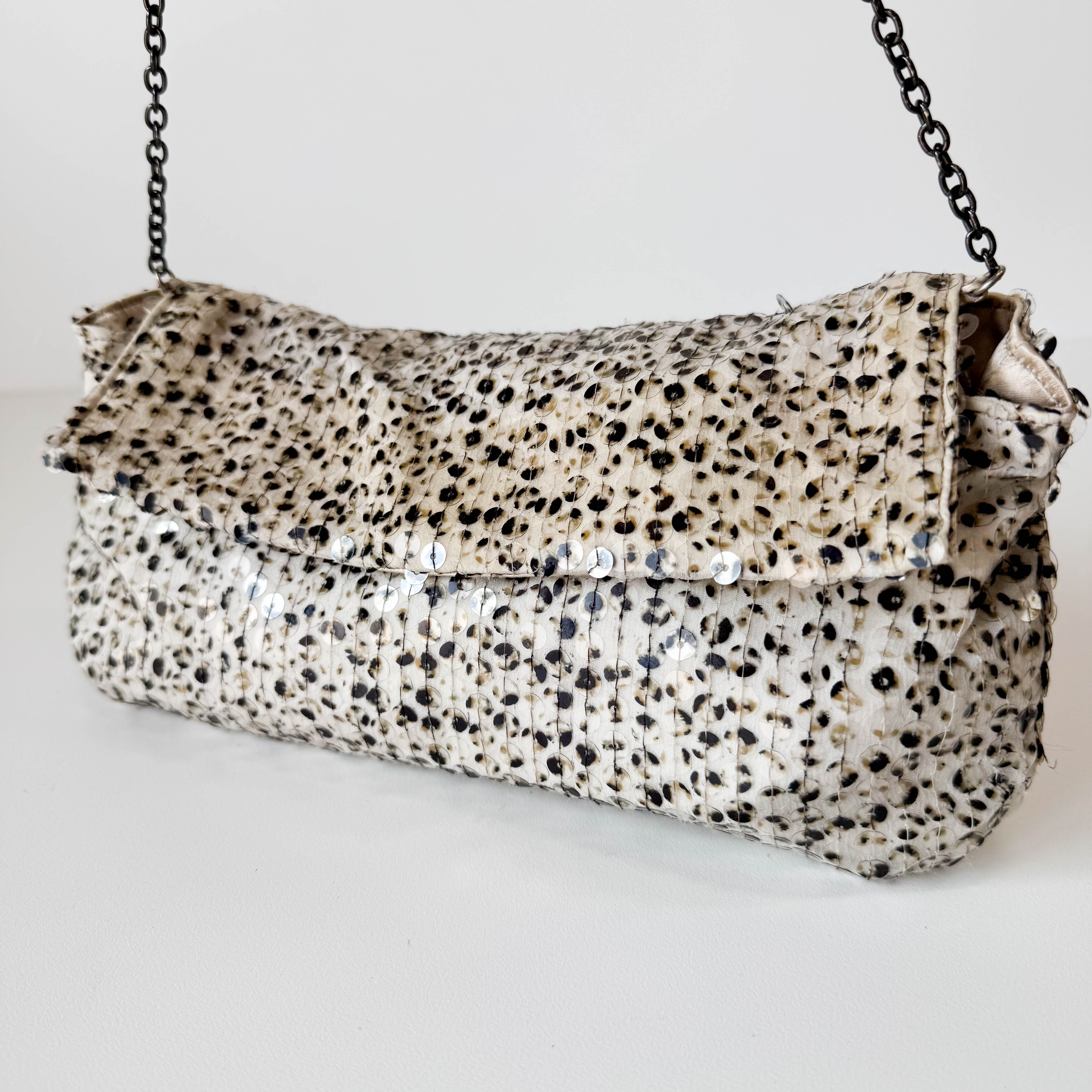 Sequin Triangle Plate with Chain