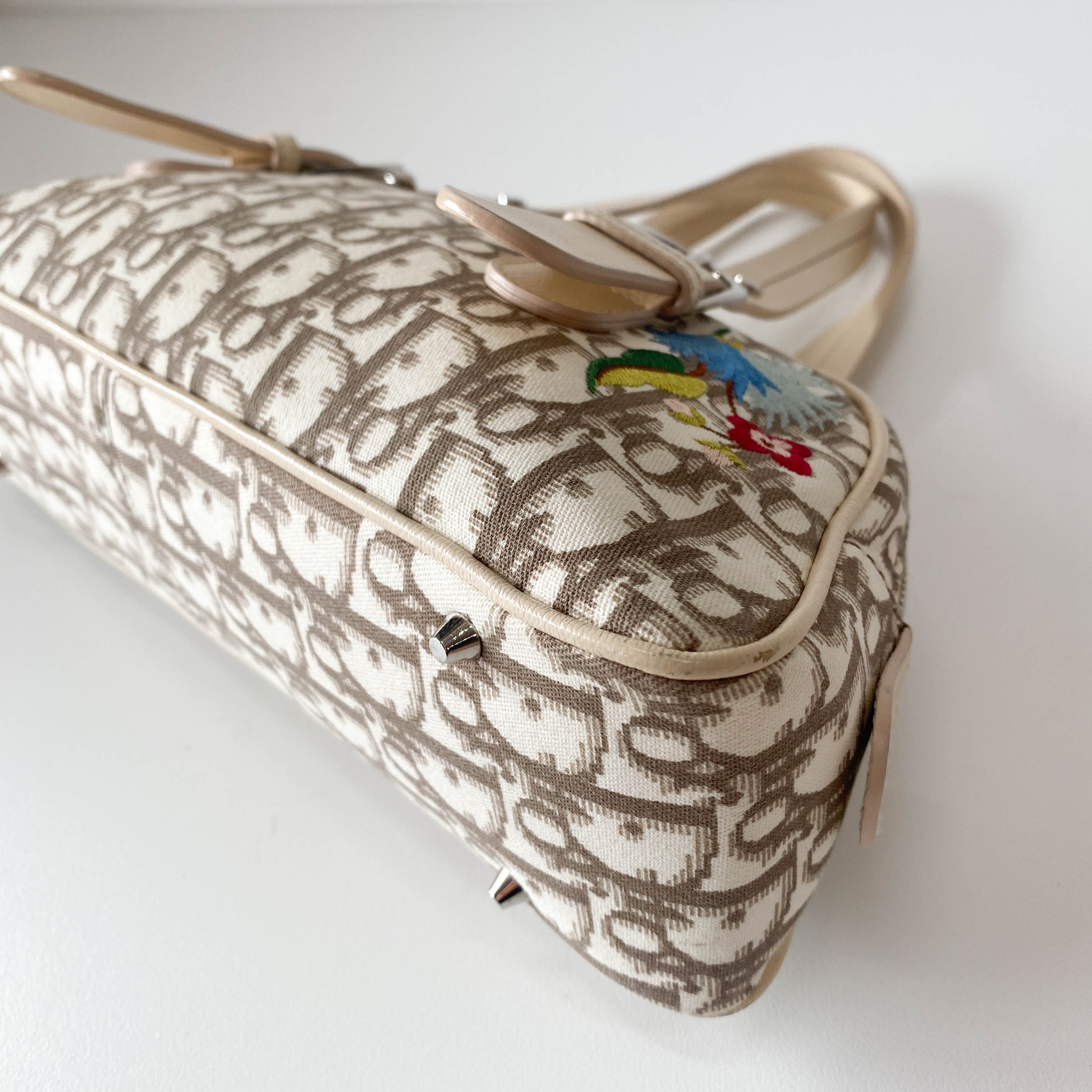 Vintage Beige Leather Embroidered Shoulder Bag