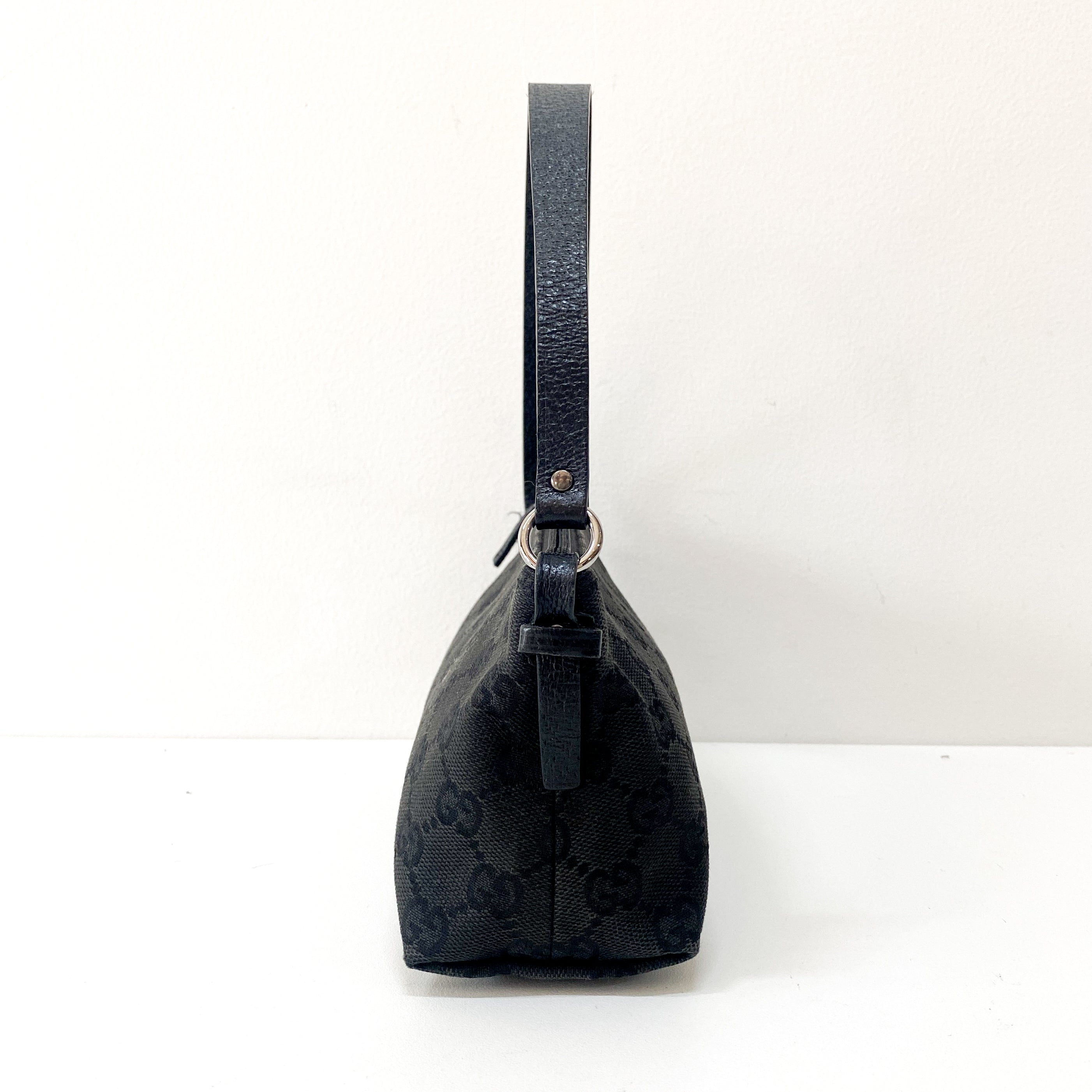 GG Canvas Black Pochette Accesories Shoulder Bag