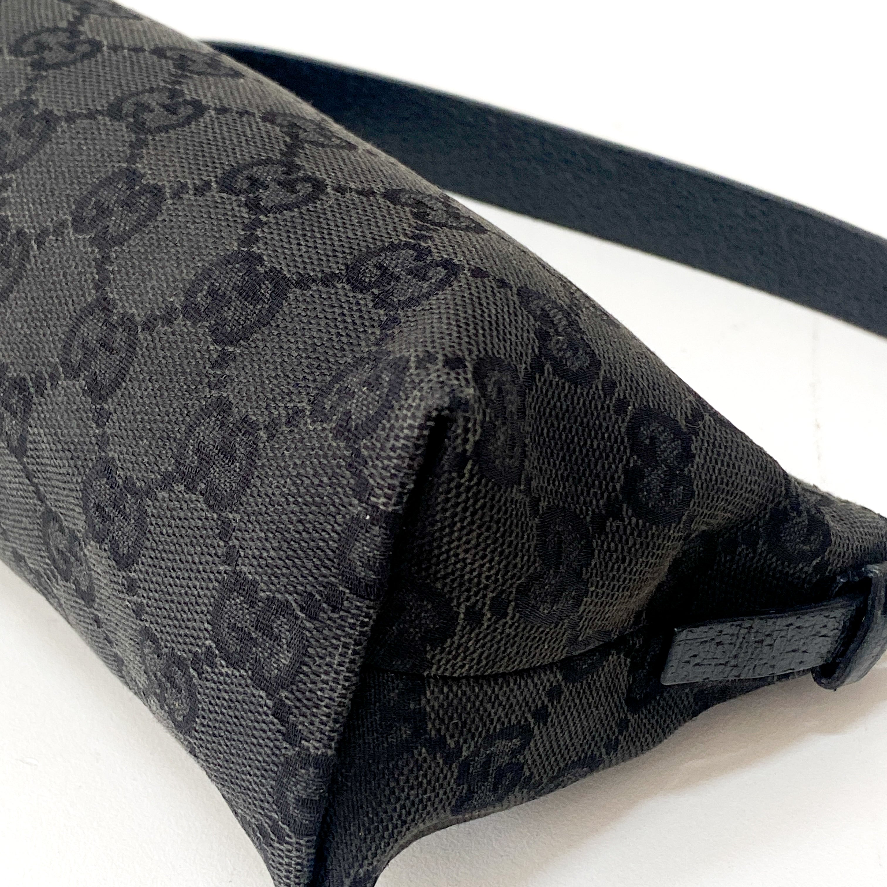 GG Canvas Black Pochette Accesories Shoulder Bag