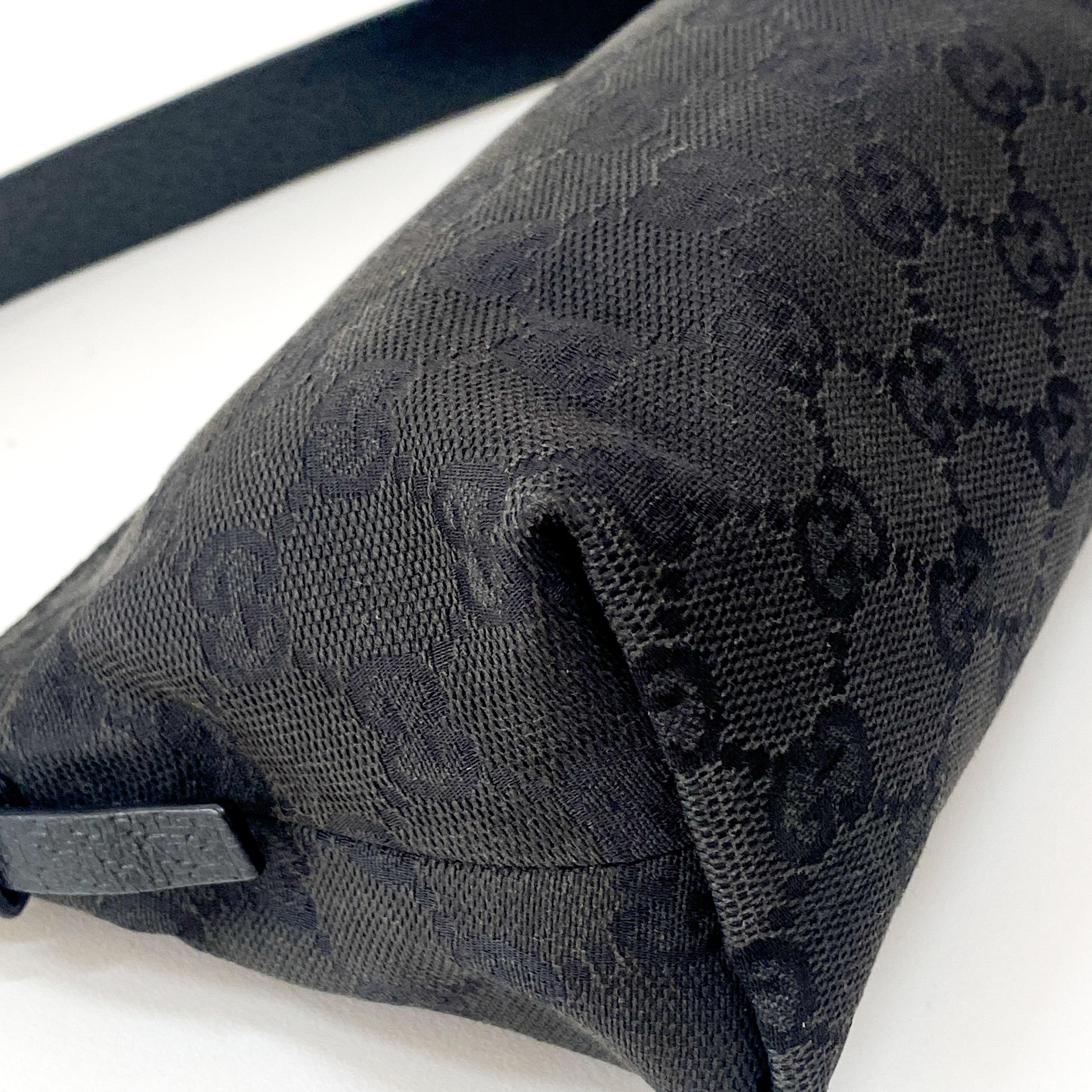 GG Canvas Black Pochette Accesories Shoulder Bag