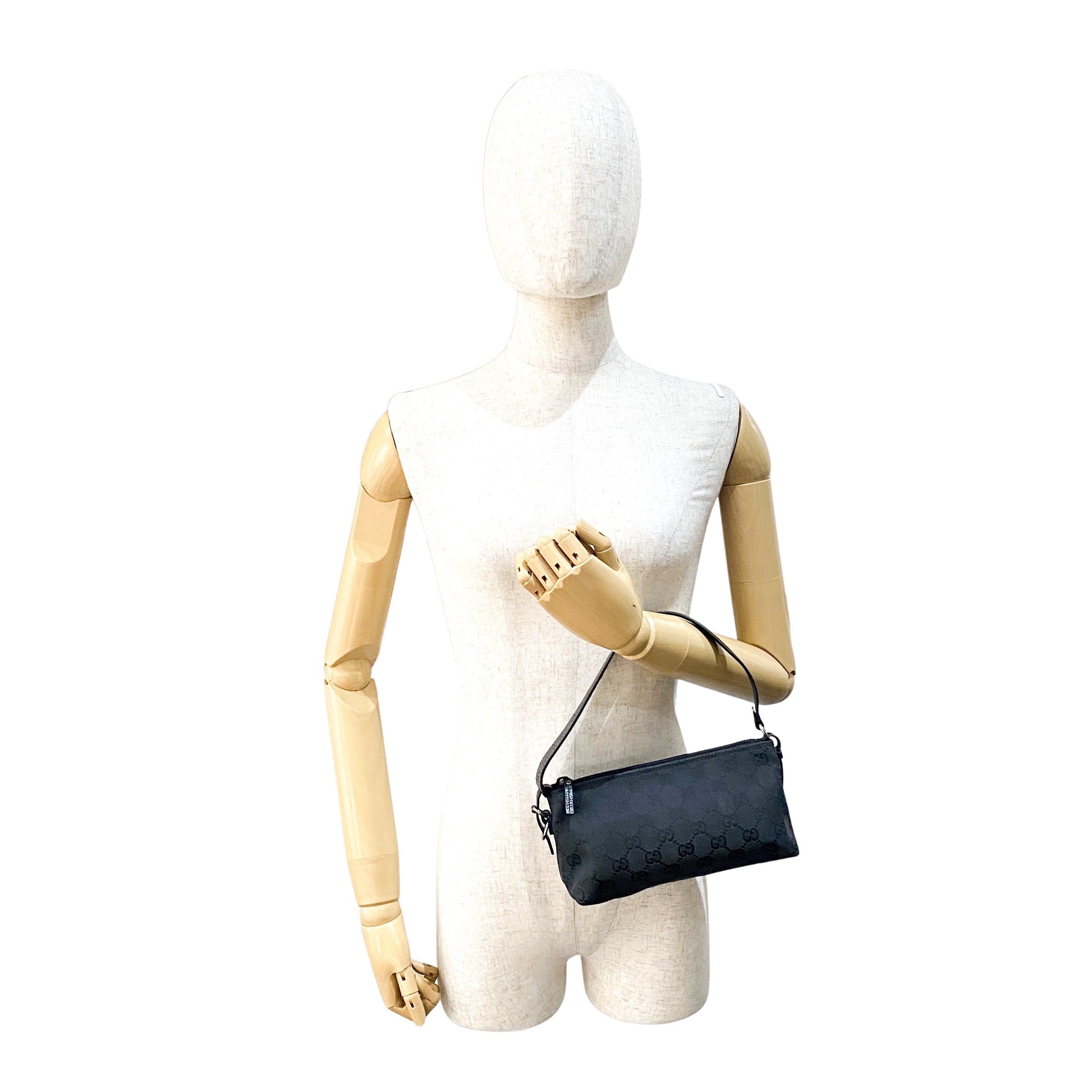 GG Canvas Black Pochette Accesories Shoulder Bag