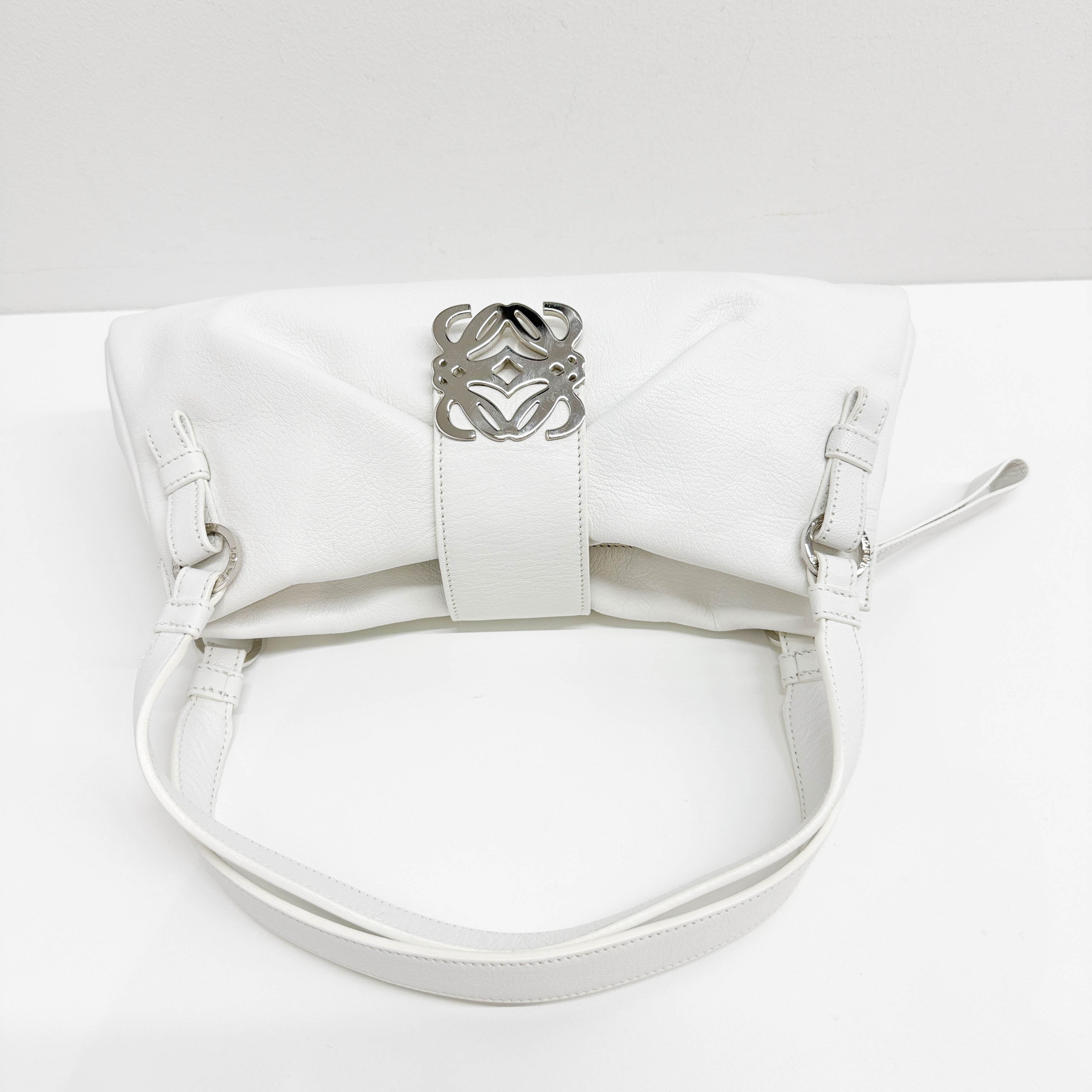 Anagram Buckle White Leather Hand Bag