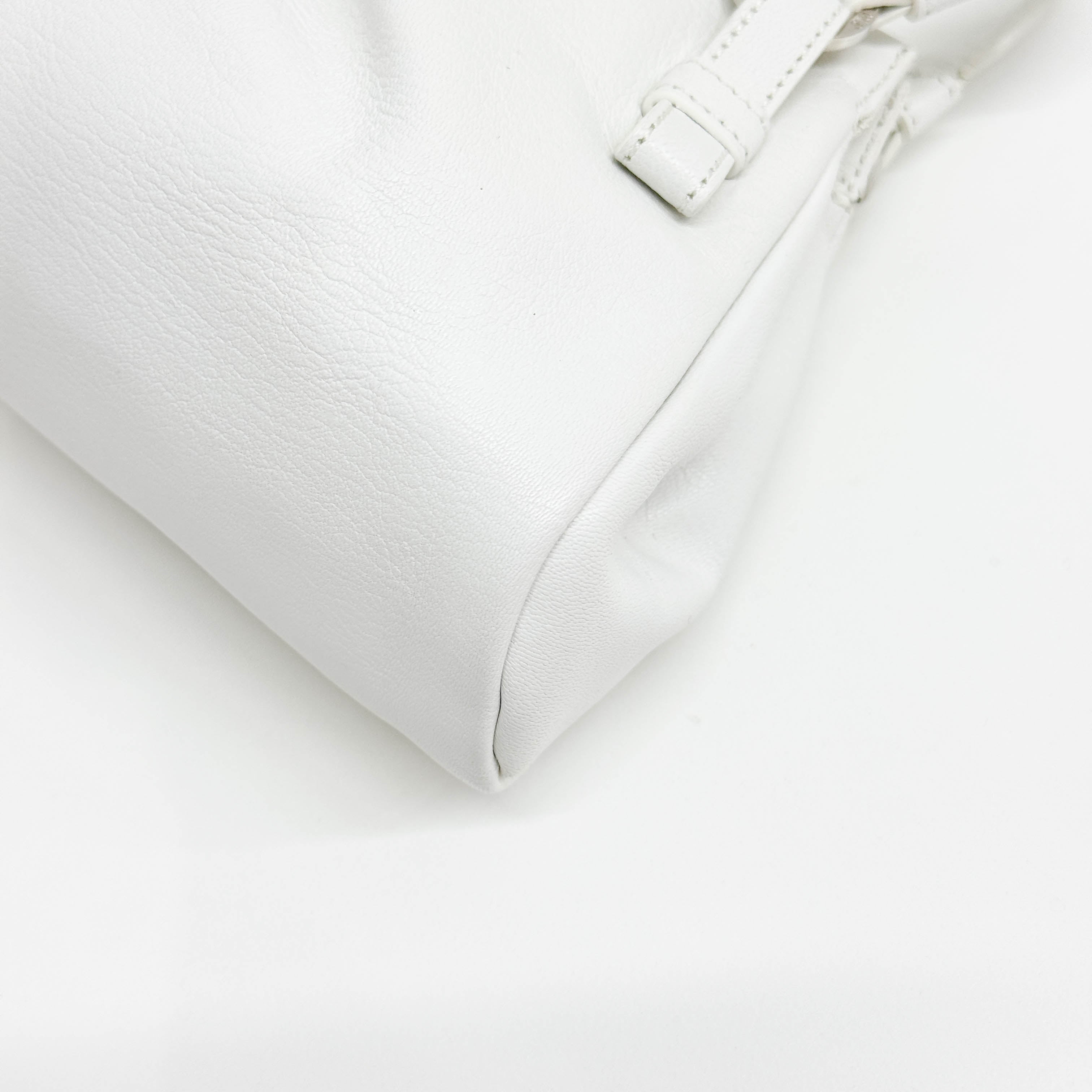 Anagram Buckle White Leather Hand Bag