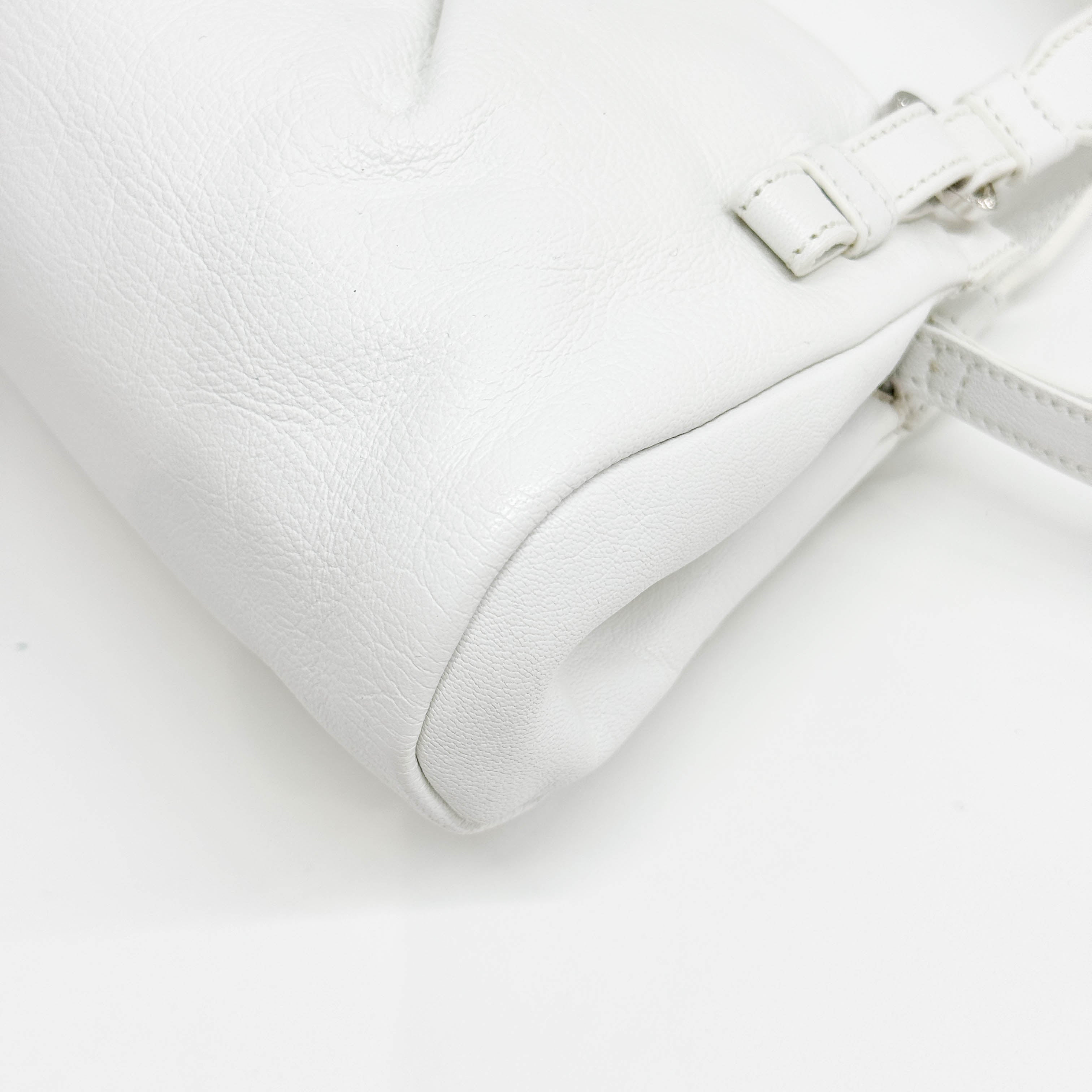 Anagram Buckle White Leather Hand Bag