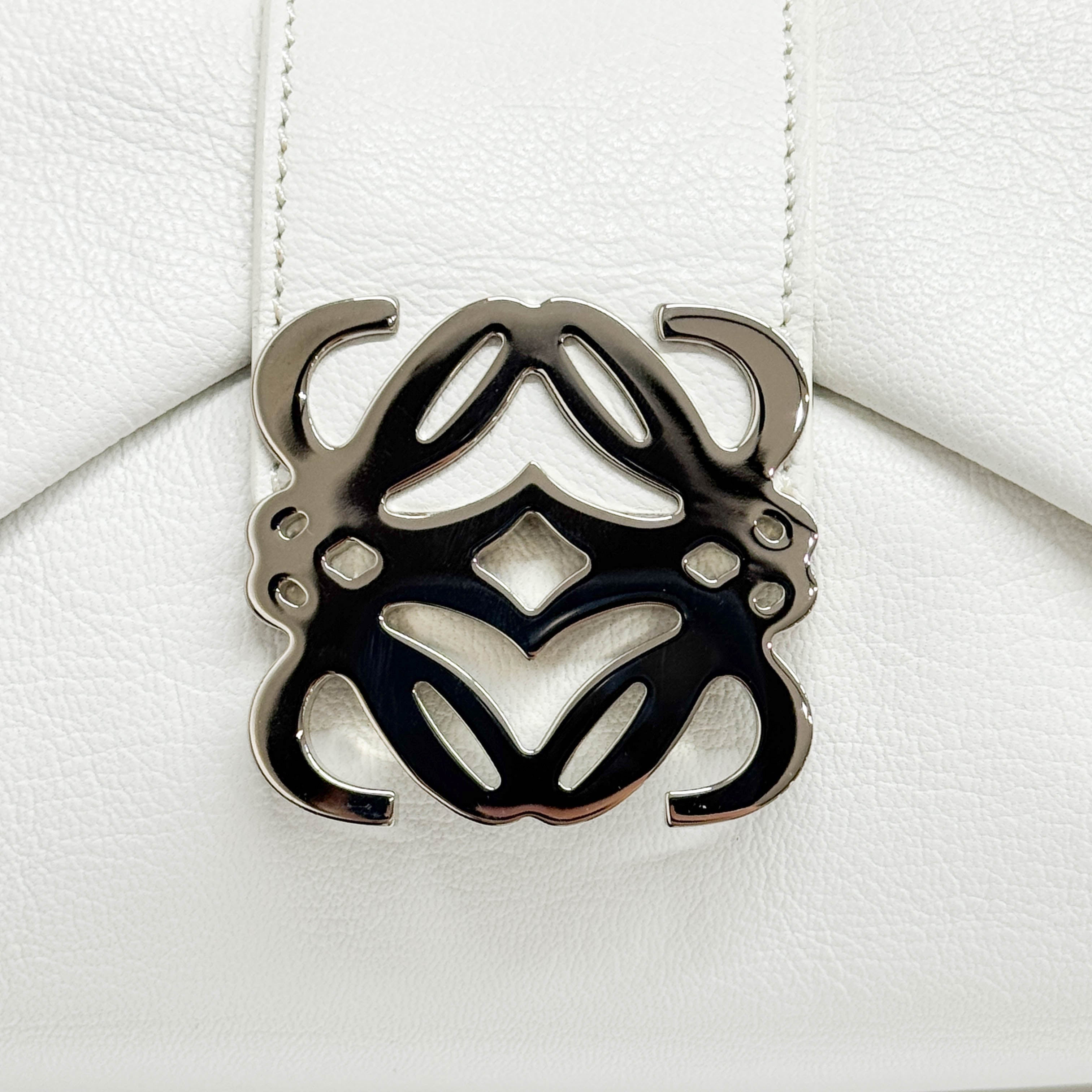 Anagram Buckle White Leather Hand Bag