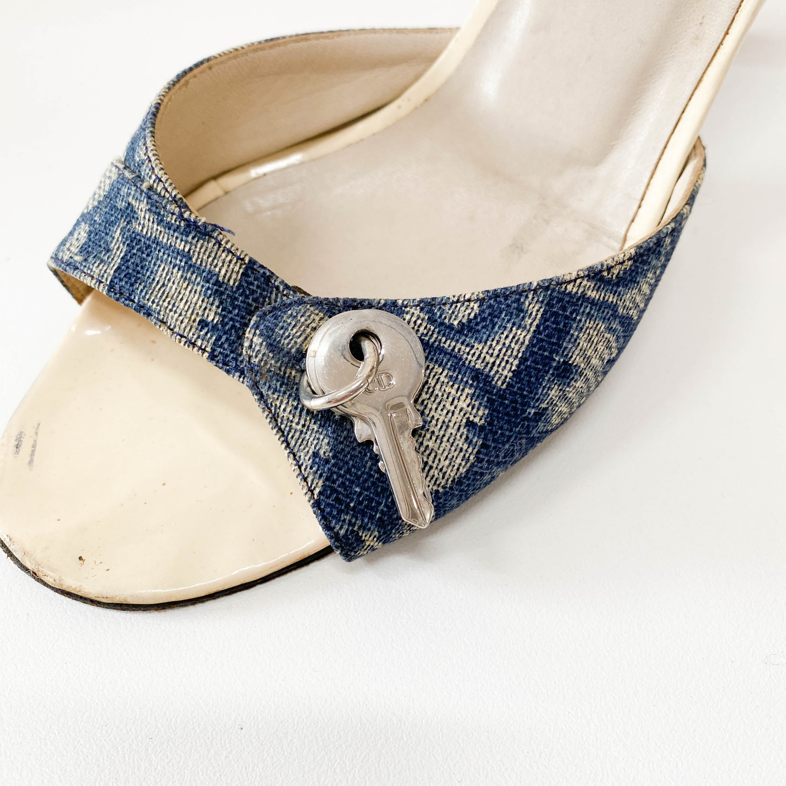 Vintage Navy Trotter Heels SIZE 36