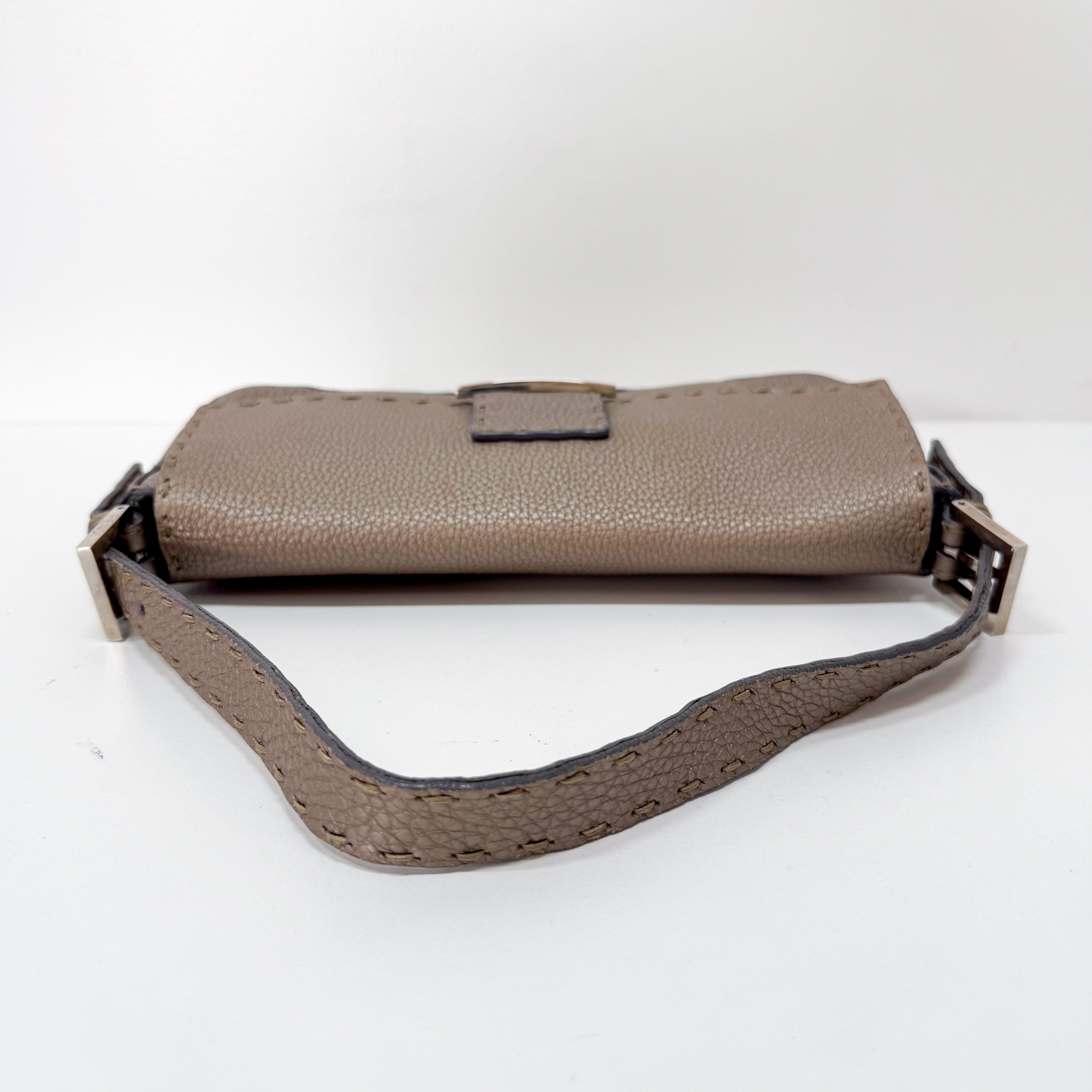 Baguette Seleria Greige Leather Bag