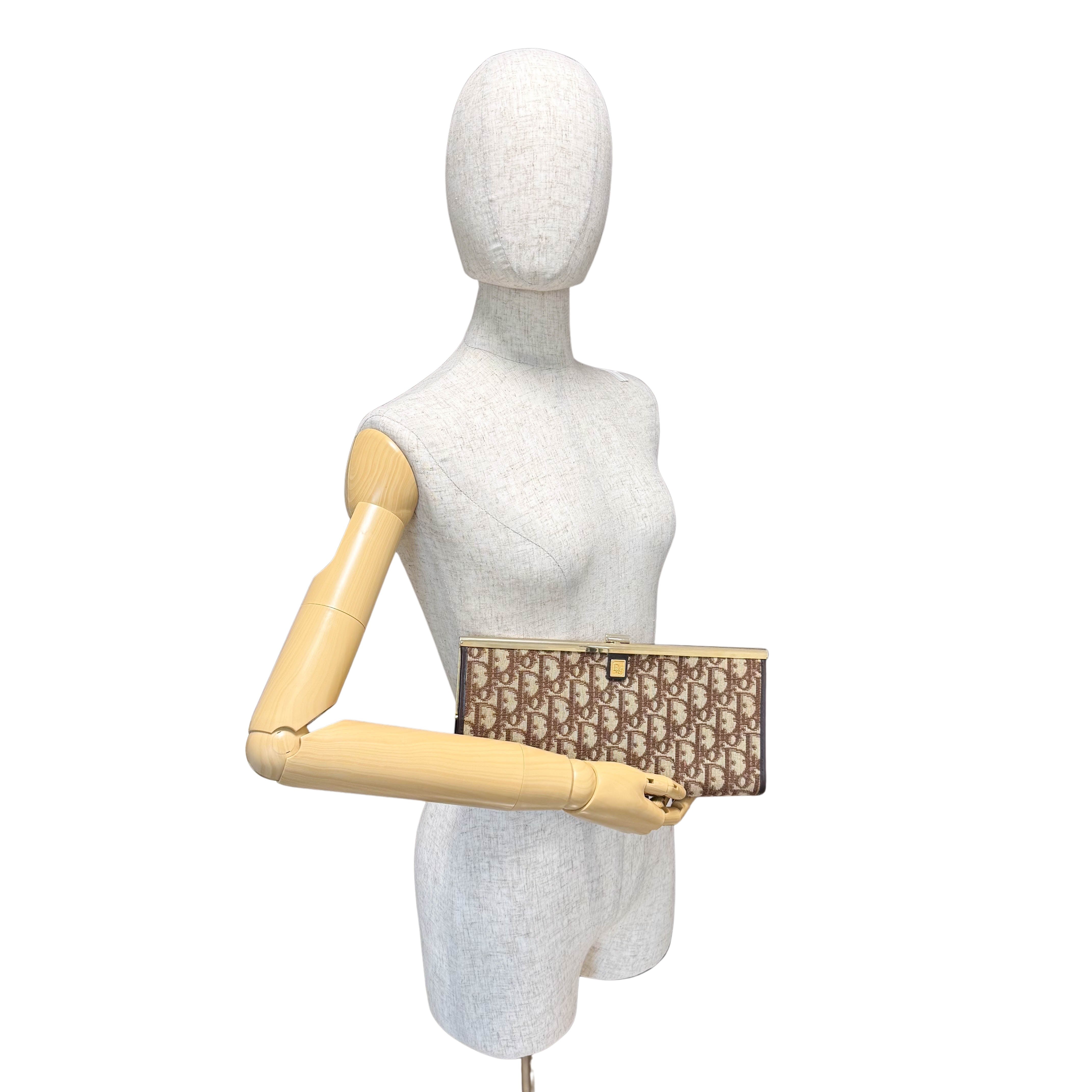 Trotter Brown Canvas Cluth Bag