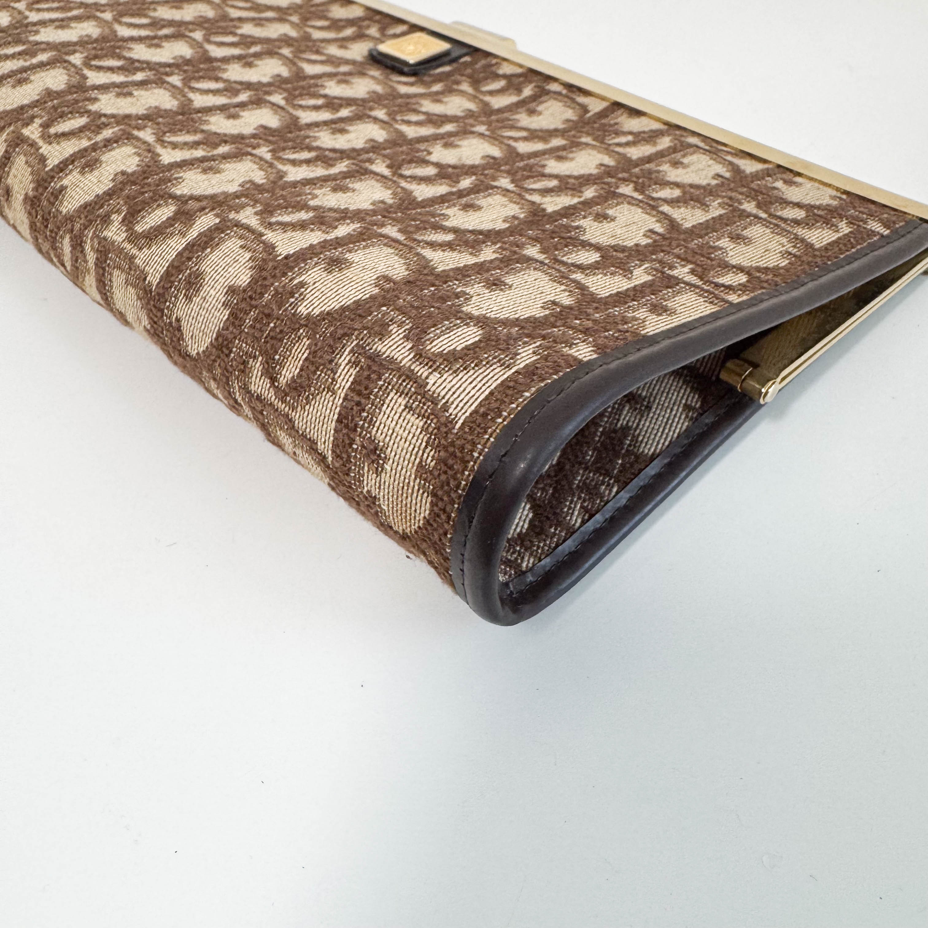 Trotter Brown Canvas Cluth Bag