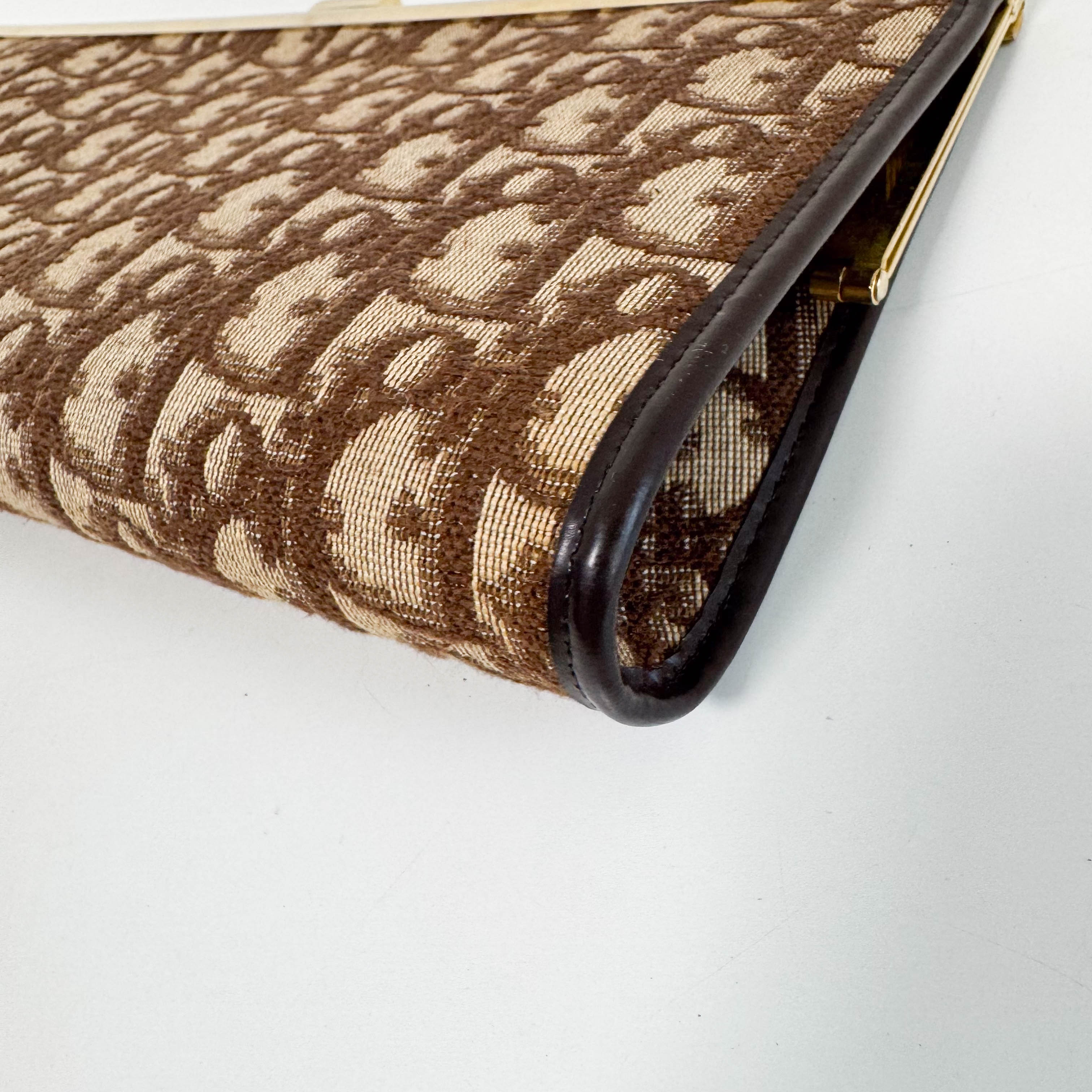 Trotter Brown Canvas Cluth Bag