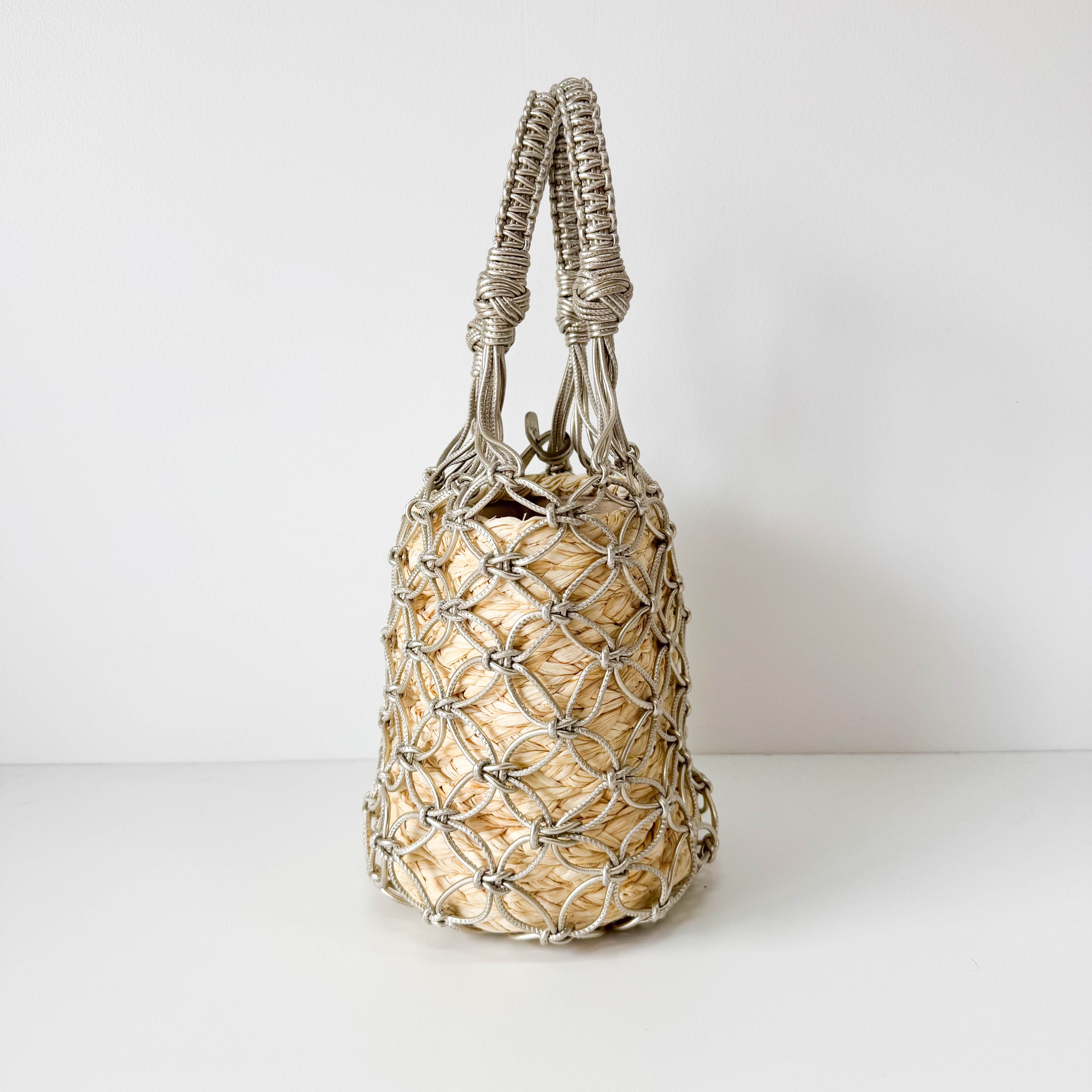 【MIU MIU】RAFFIA BUCKET BAG Mini logo raffia-effect bucket bag in brown - Miu Miu