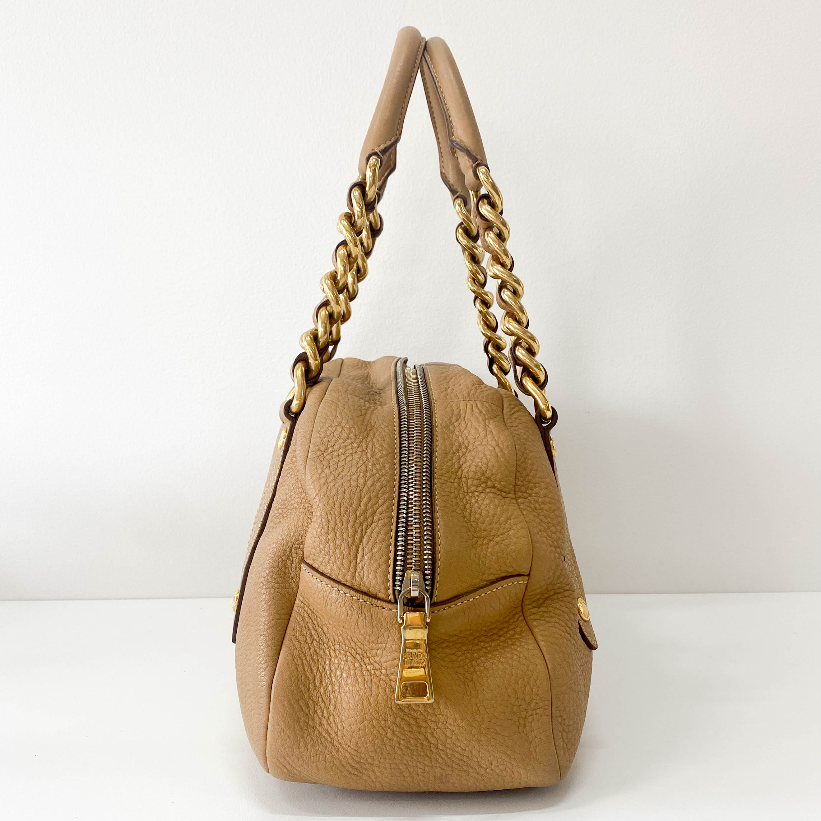 ショルダーバッグ・ポシェット Prada Calf Leather Handbag With Gold-Tone Chain Strap PRADA Chain Detail Calf Leather Shoulder Bag – HIVE PRELOVED