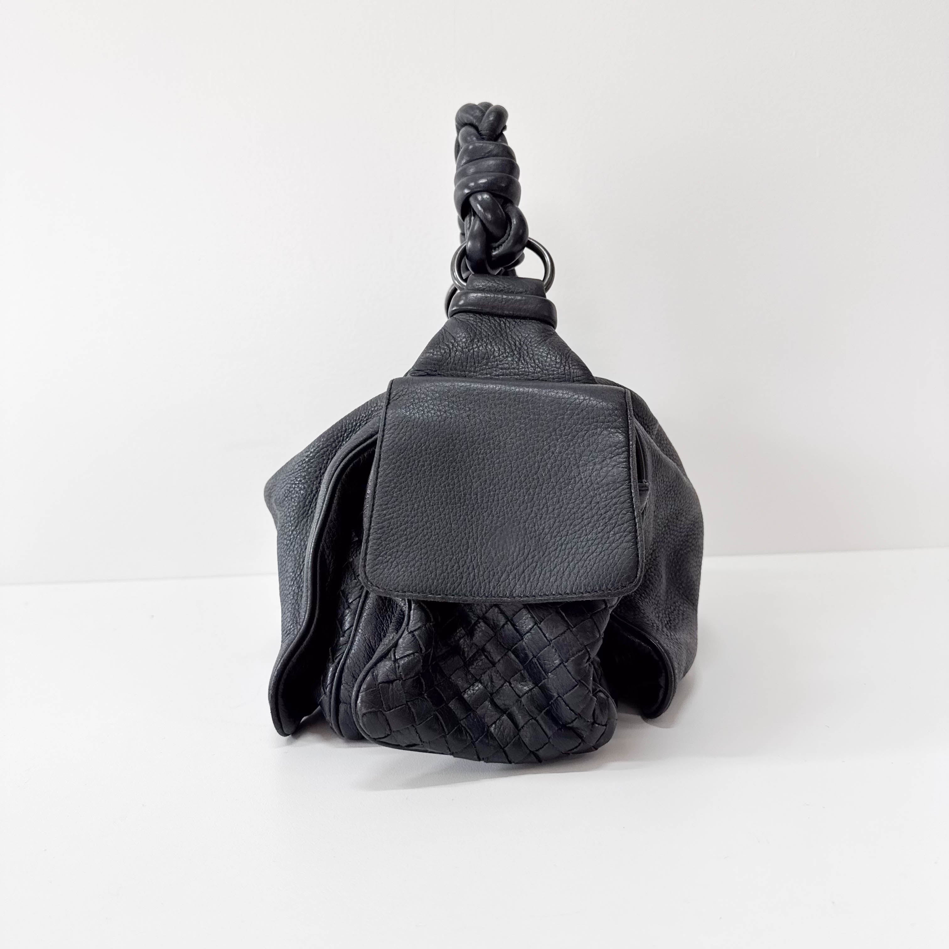 バッグ Maxi Intrecciato shoulder bag black Bottega Veneta - Black Intrecciato Leather Shoulder Bag
