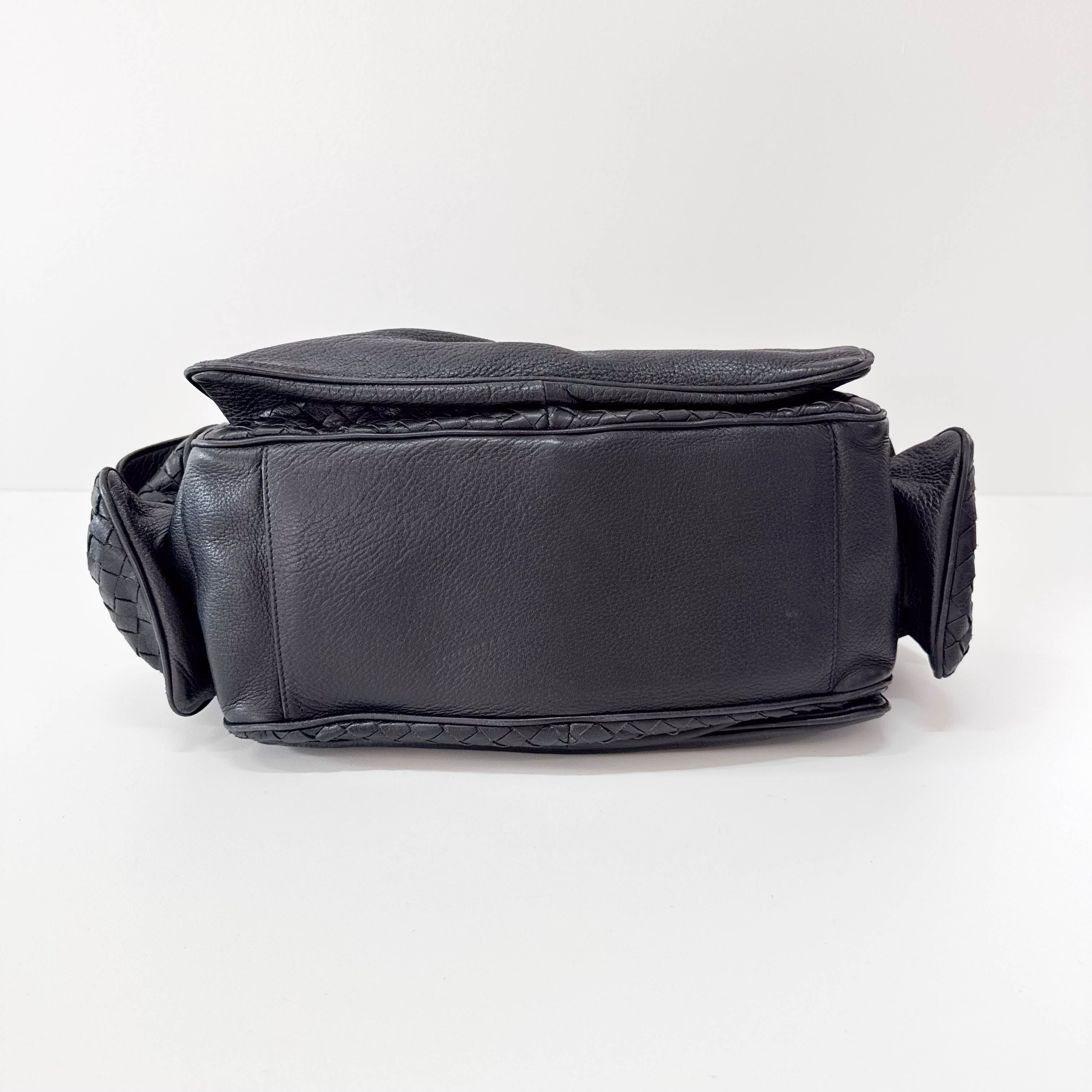 バッグ Maxi Intrecciato shoulder bag black Bottega Veneta - Black Intrecciato Leather Shoulder Bag