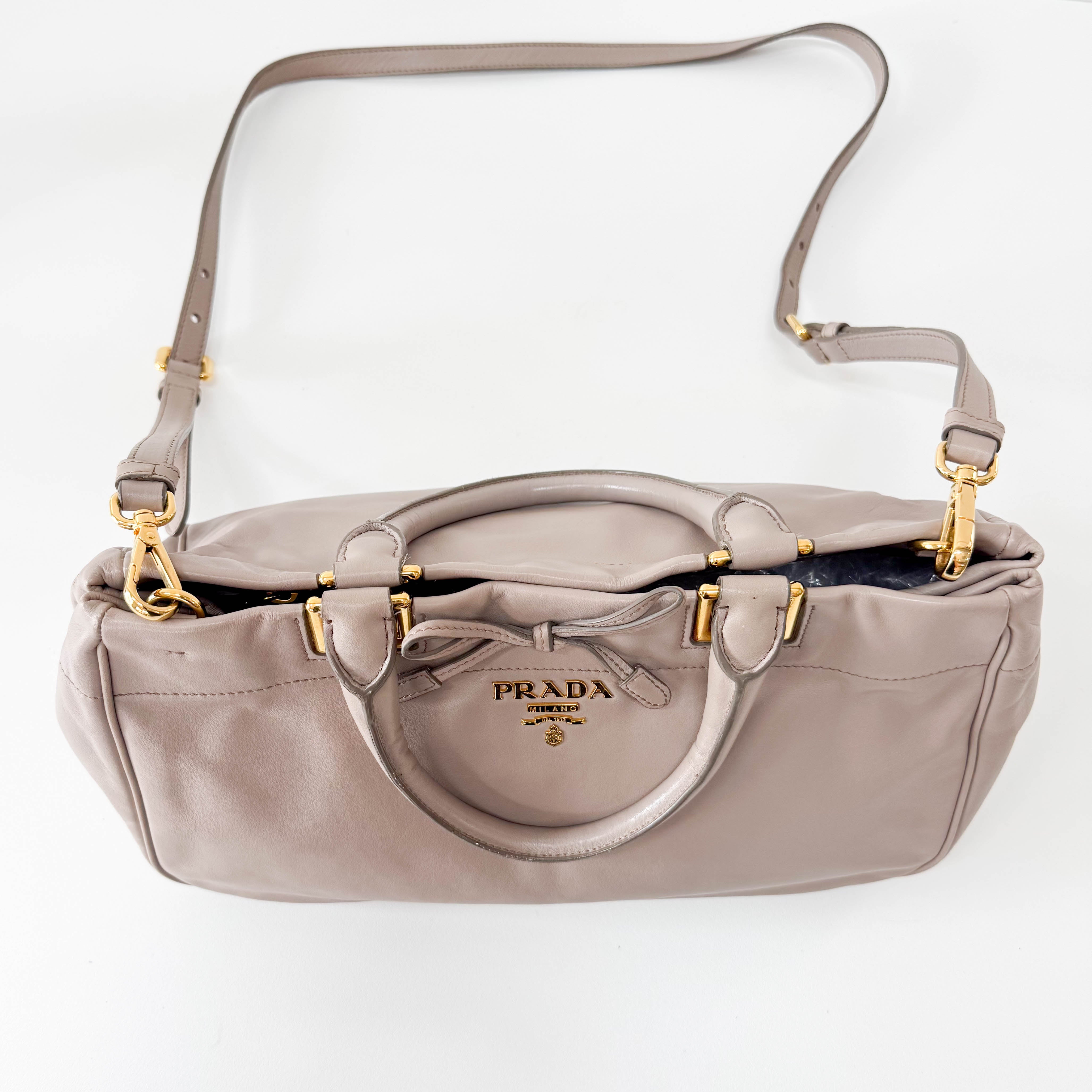 バッグ Prada Ribbon Leather Hand Bag PRADA Ribbon Leather Bag – HIVE PRELOVED