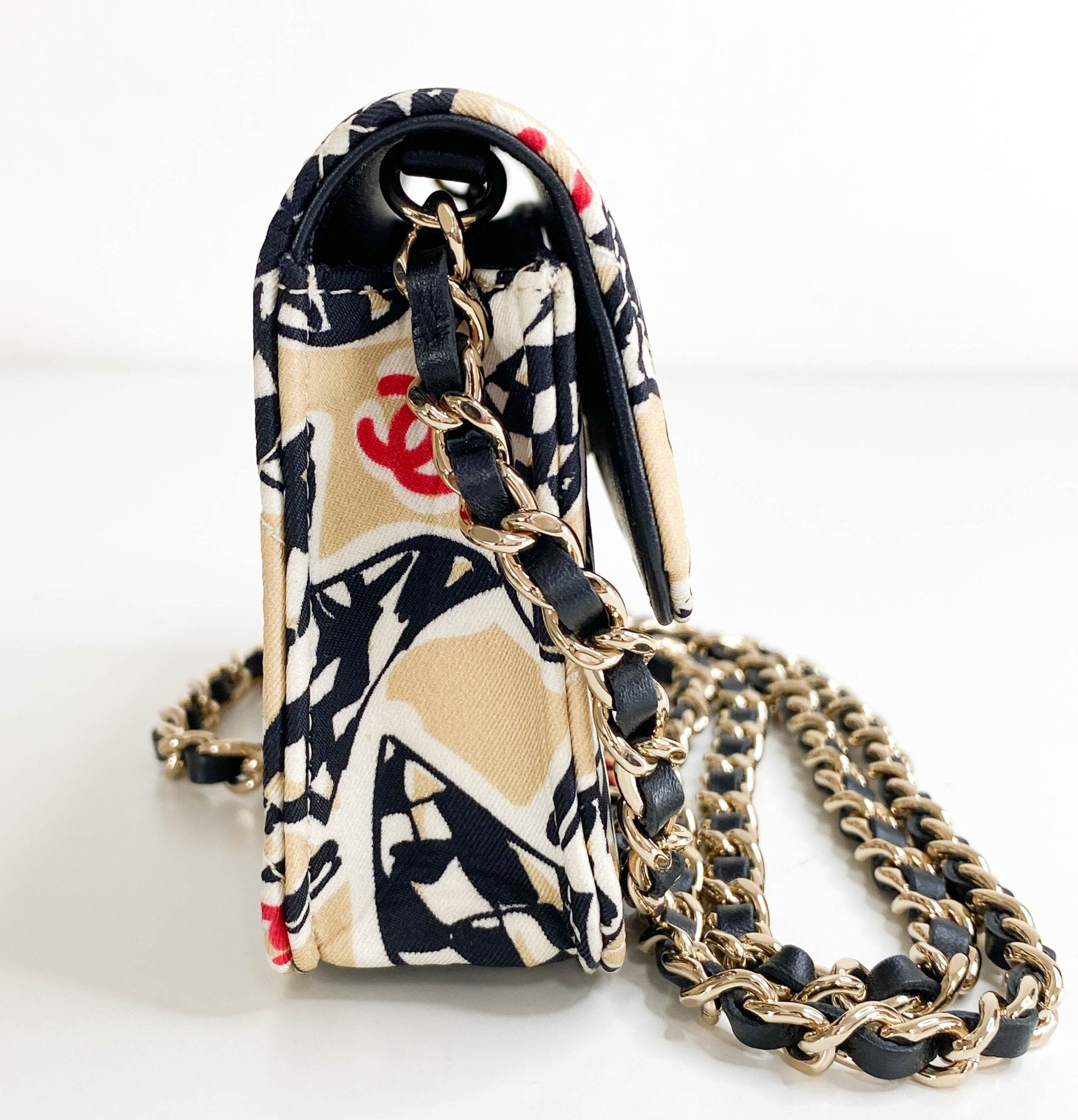 上品で可愛いコンパクトさ♡25A【CHANEL】カフバッグ CHANEL Checkered Flag Year End Gift Mini Chain Shoulder Bag