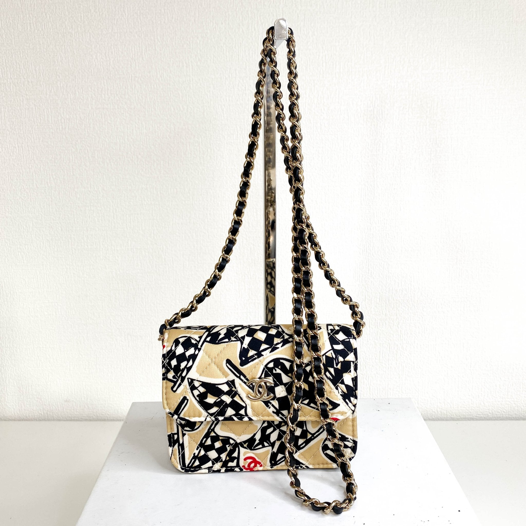 上品で可愛いコンパクトさ♡25A【CHANEL】カフバッグ CHANEL Checkered Flag Year End Gift Mini Chain Shoulder Bag