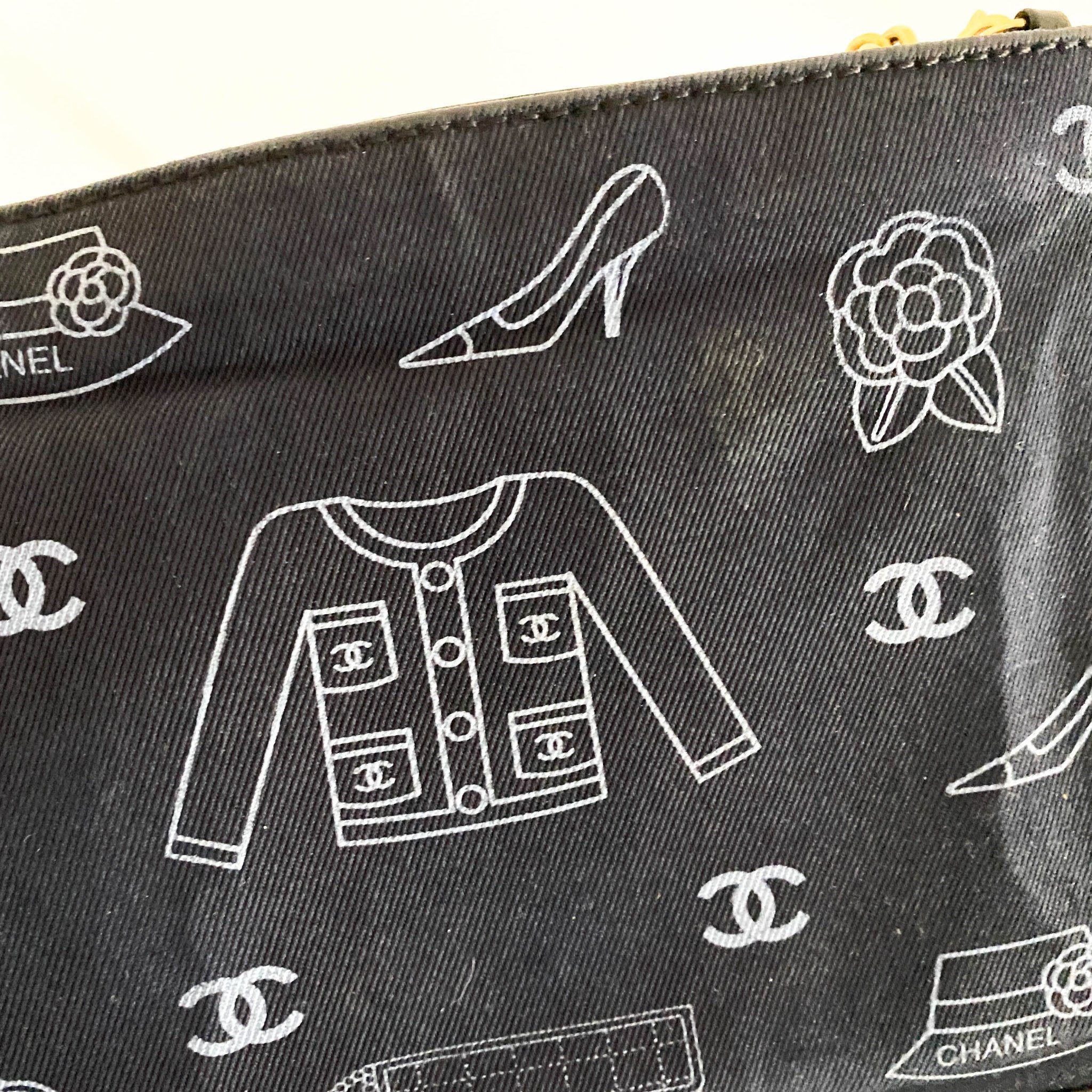 ショルダーバッグ・ポシェット × ヴィンテージ(中古) Chanel Icon Shoulder Bag CHANEL Icon Motif Printed Chain Shoulder Bag – HIVE PRELOVED