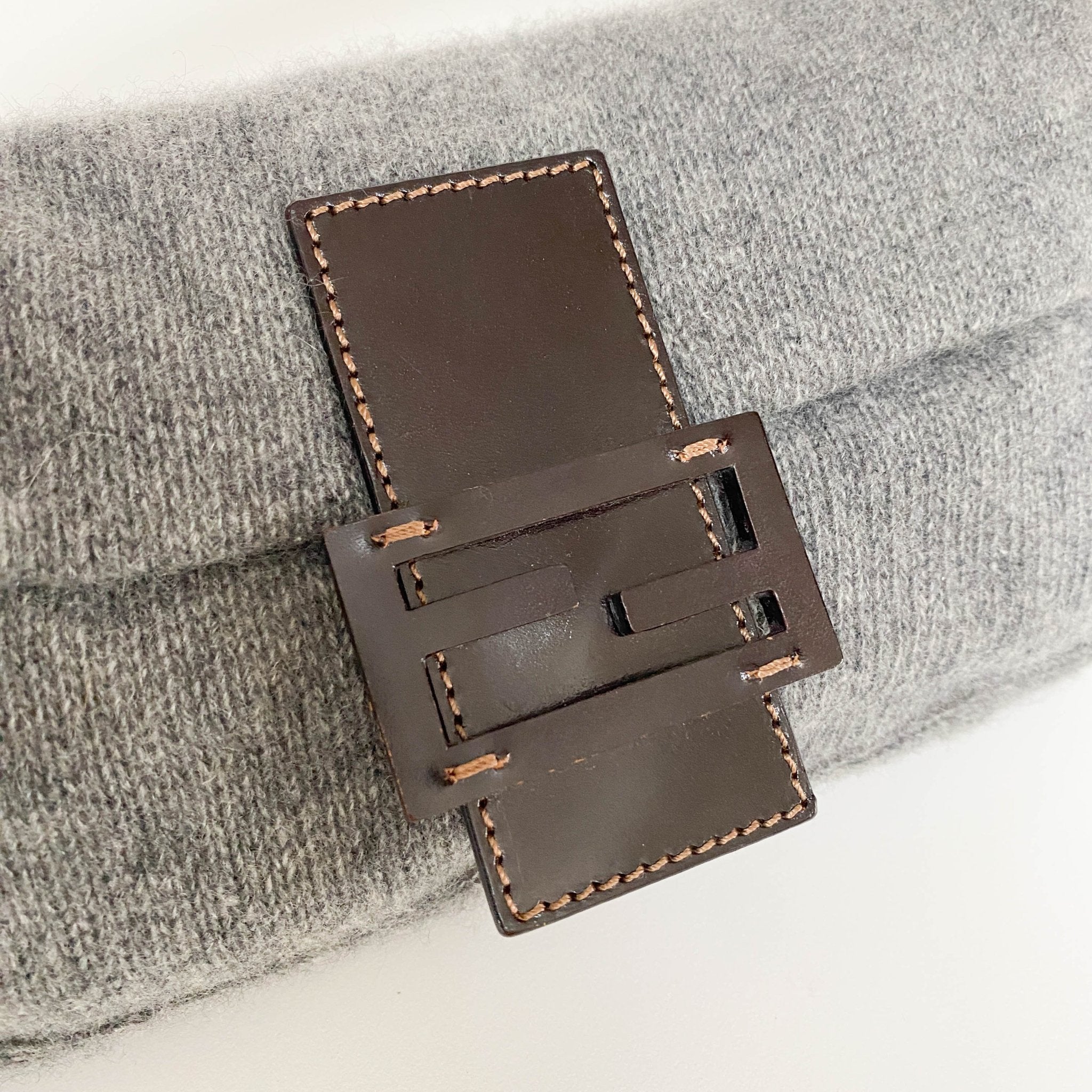 バッグ FENDI GREY KNIT BAGUETTE BAG FENDI Knit Baguette Dark Grey 1673485 | FASHIONPHILE