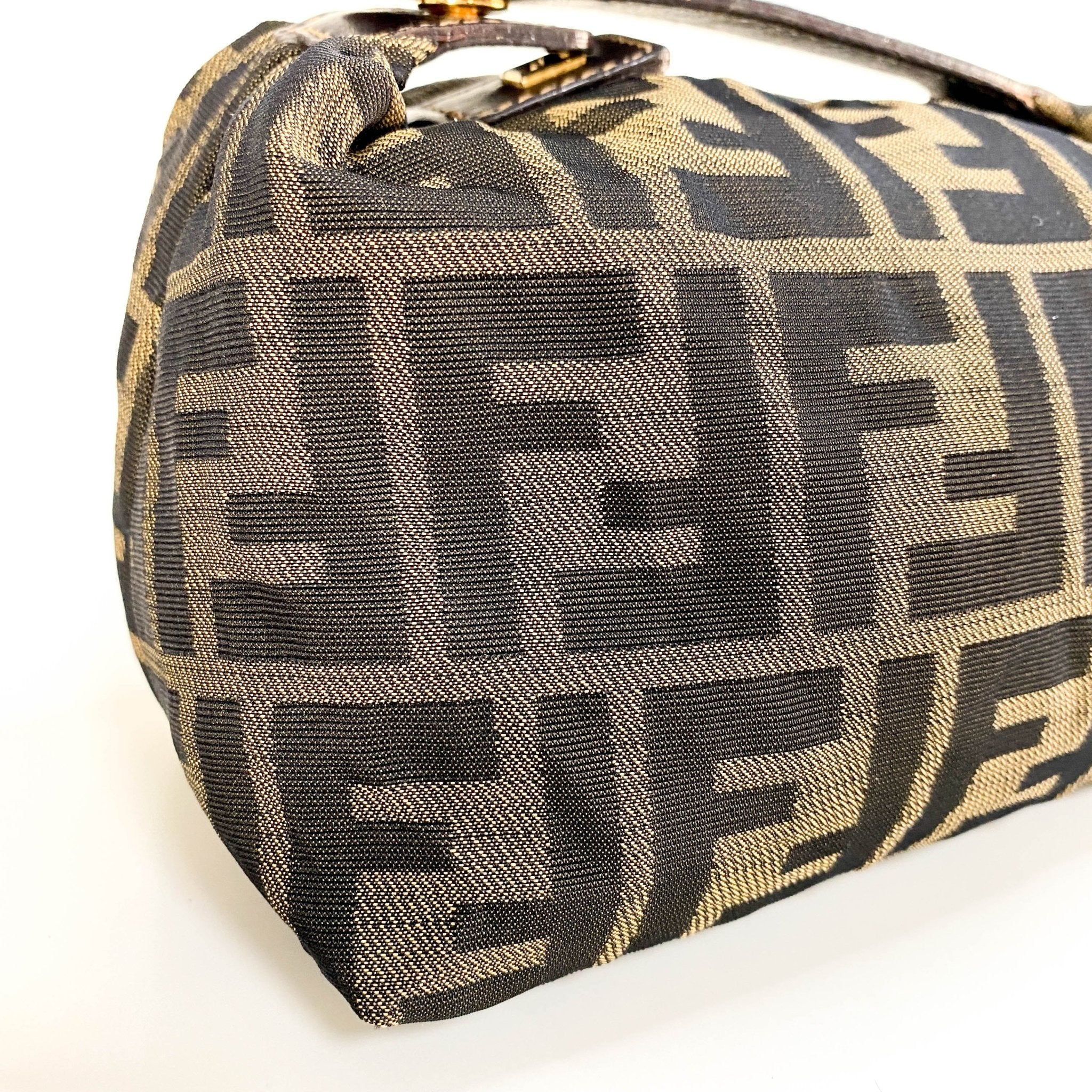 バッグ FENDI Zucca Mini Accessory Pouch Bag FENDI Zucca Mini Pouch Bag – HIVE PRELOVED