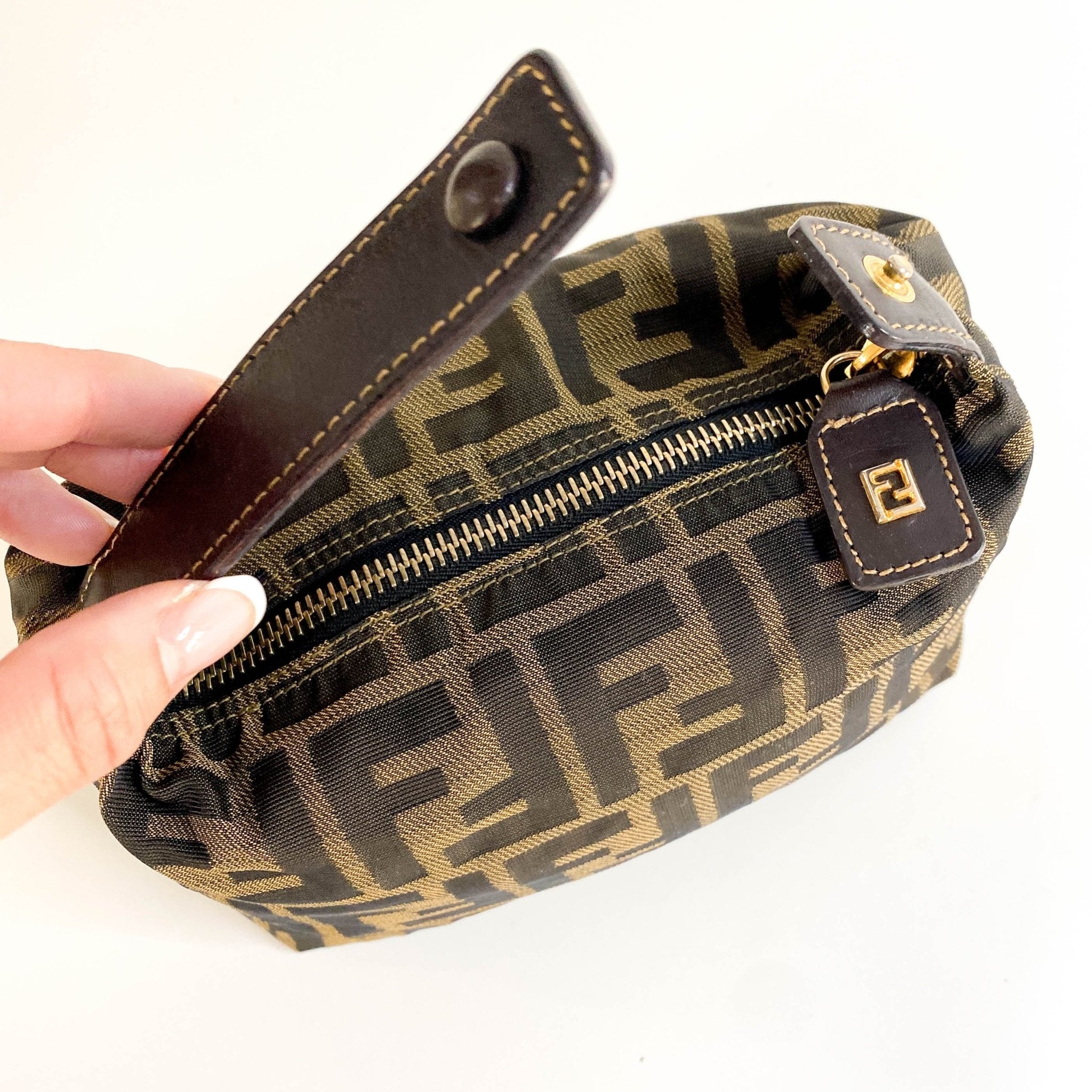 バッグ FENDI Zucca Mini Accessory Pouch Bag FENDI Zucca Mini Pochette Pouch Bag – HIVE PRELOVED