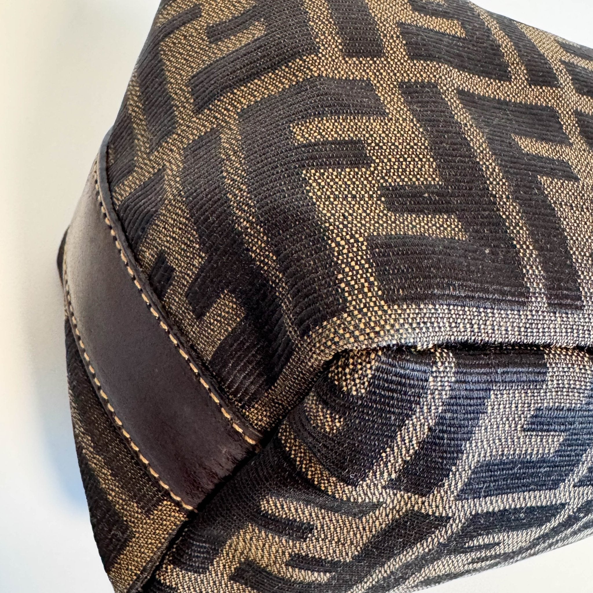 バッグ FENDI Zucca Mini Accessory Pouch Bag FENDI Zucca Mini Pouch Bag – HIVE PRELOVED
