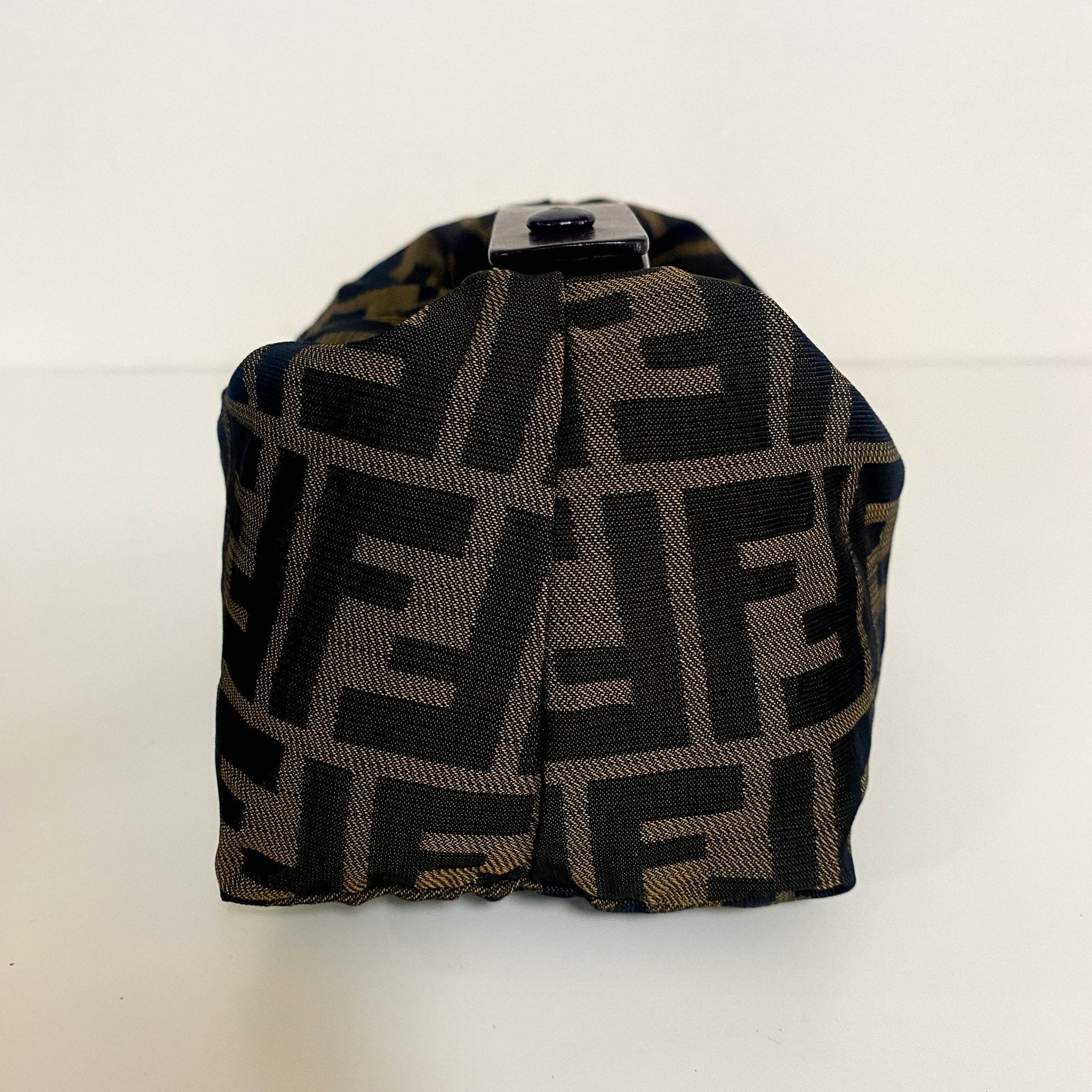 バッグ FENDI Zucca Mini Accessory Pouch Bag FENDI Zucca Mini Pochette Pouch Bag – HIVE PRELOVED