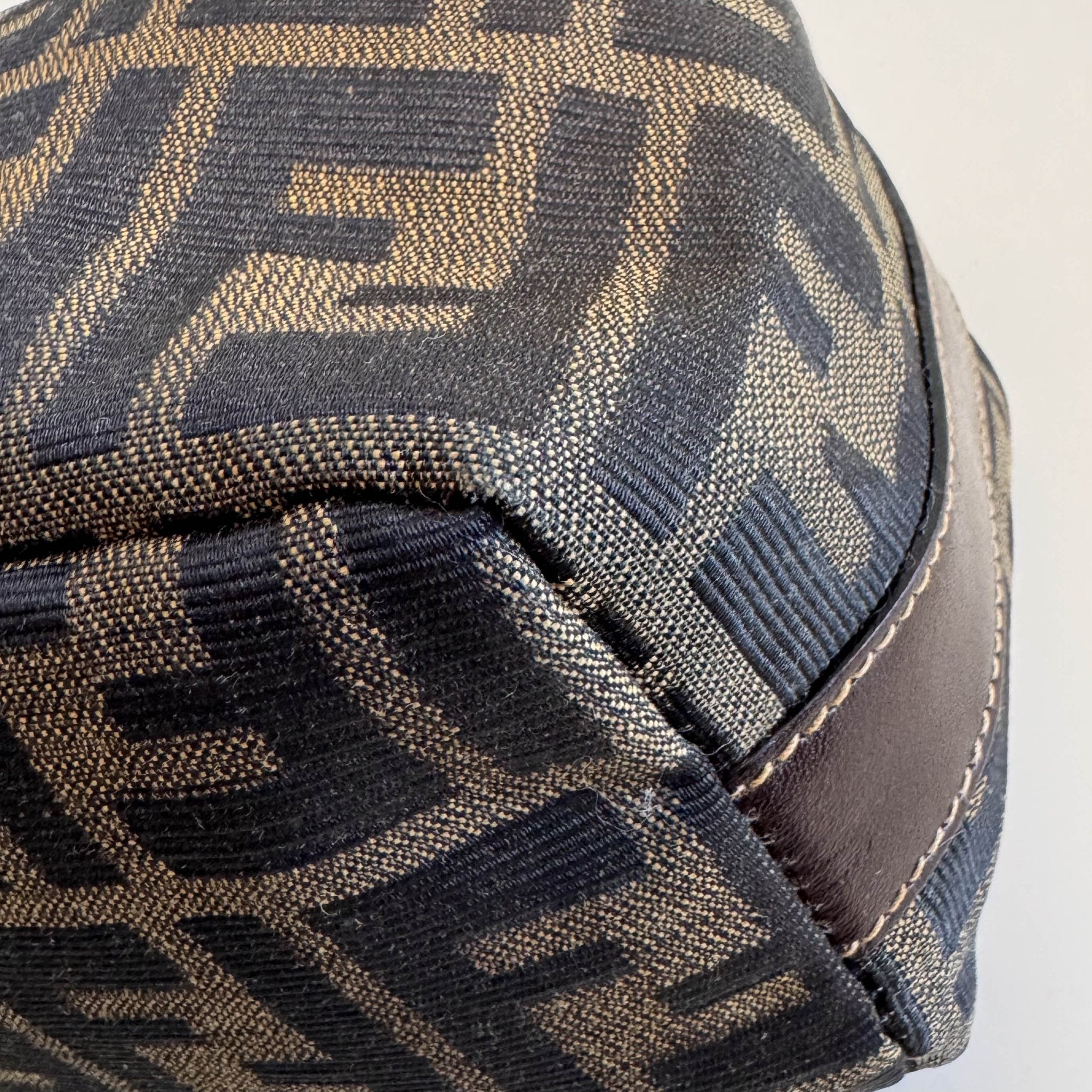 バッグ FENDI Zucca Mini Accessory Pouch Bag FENDI Zucca Mini Pouch Bag – HIVE PRELOVED