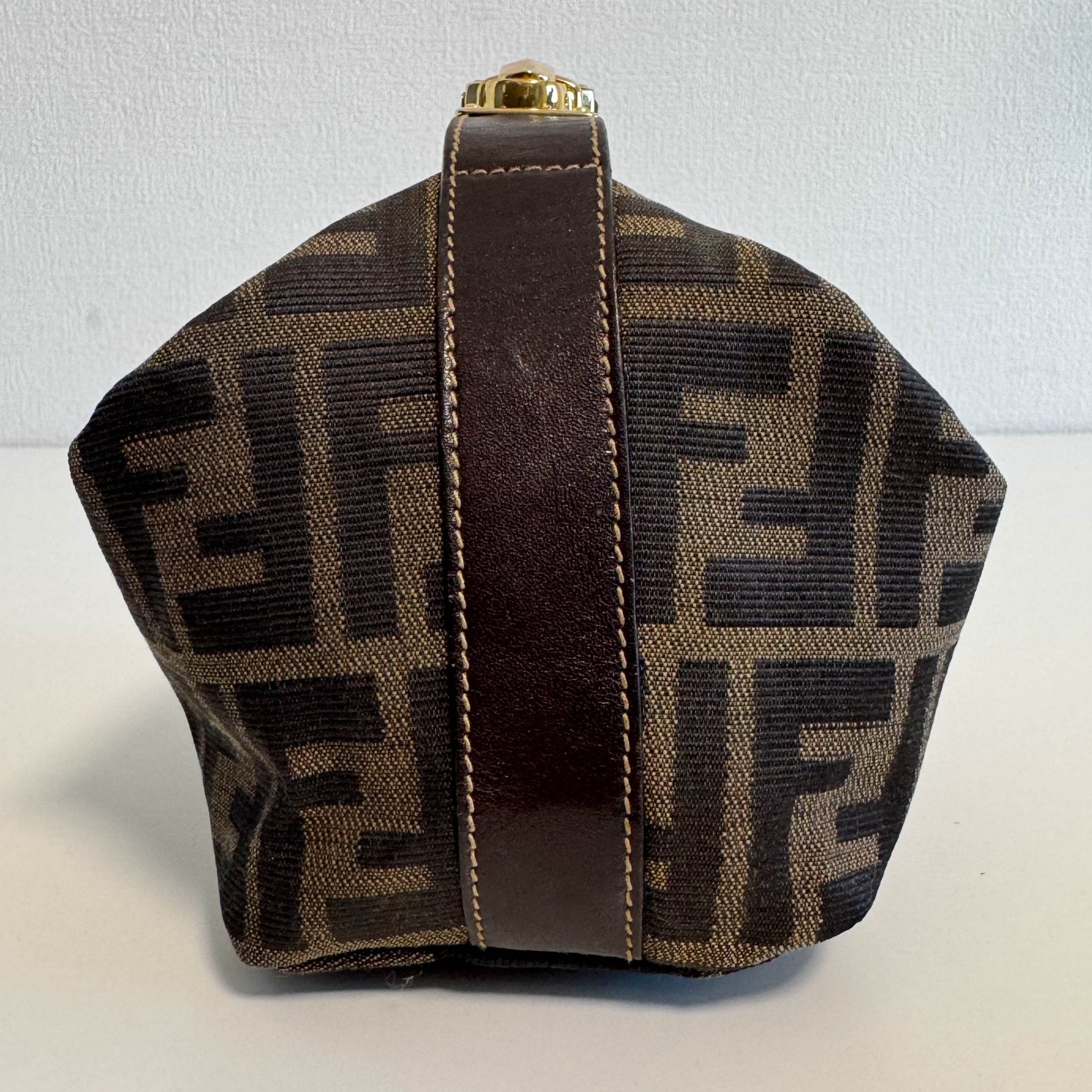 バッグ FENDI Zucca Mini Accessory Pouch Bag FENDI Zucca Mini Pouch Bag – HIVE PRELOVED