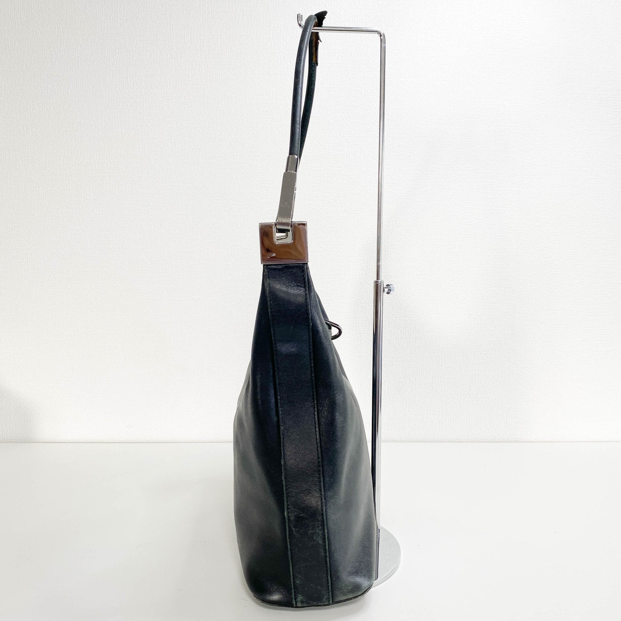 バッグ OLD GUCCI GG LEATHER ONE SHOULDER BAG GUCCI Vintage Black Leather GG Shoulder Bag – HIVE PRELOVED
