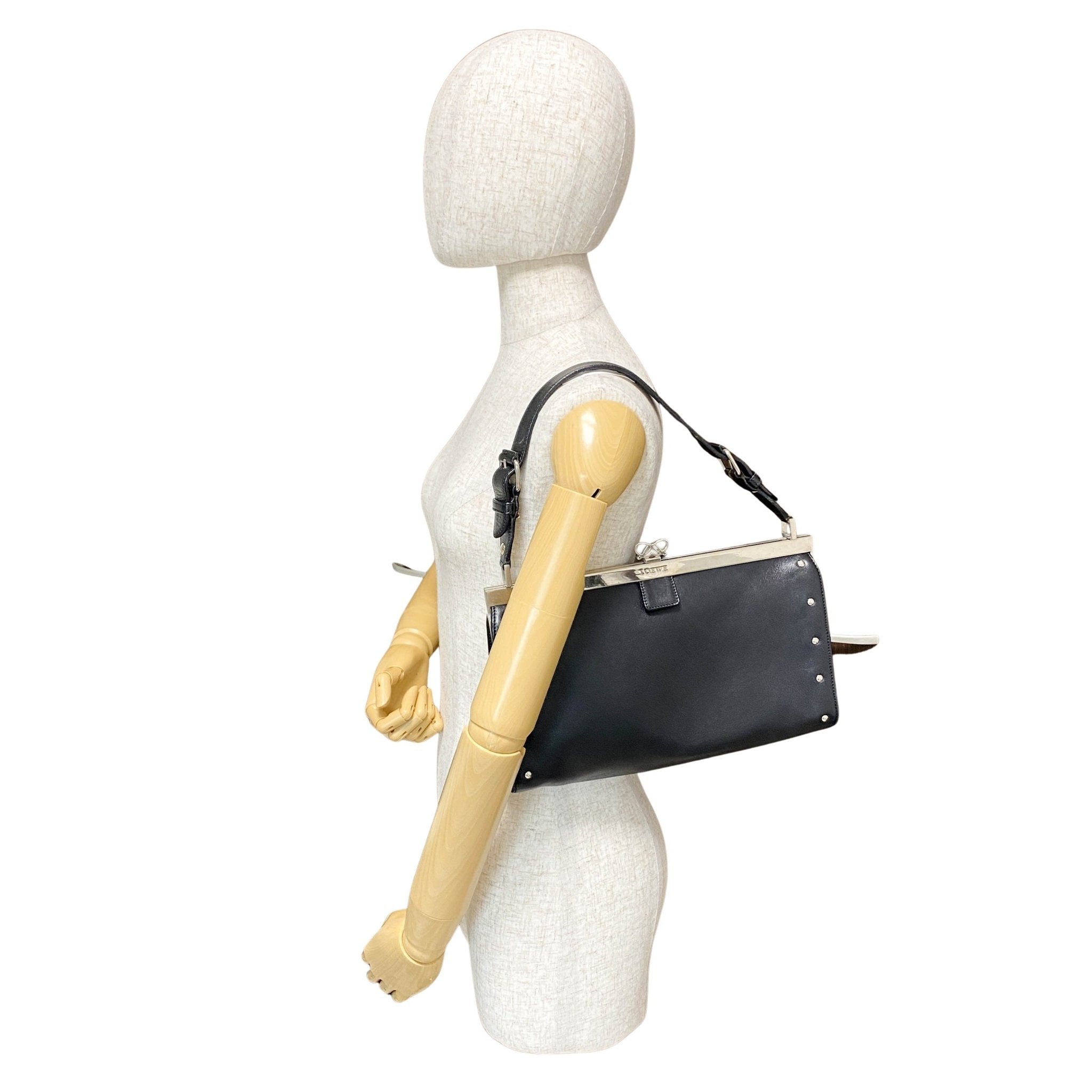 ★早期完売★OVHEE★Low Shoulder Bag Black★ショルダーバッグ LOEWE Vintage Black Leather Shoulder Bag – HIVE PRELOVED