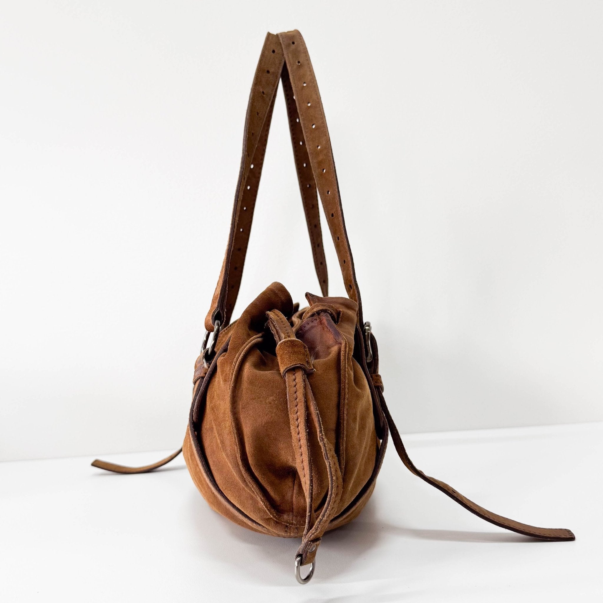 【ラッピング無料】 MIU MIU Brown Suede Shoulder Bag – HIVE PRELOVED バッグ