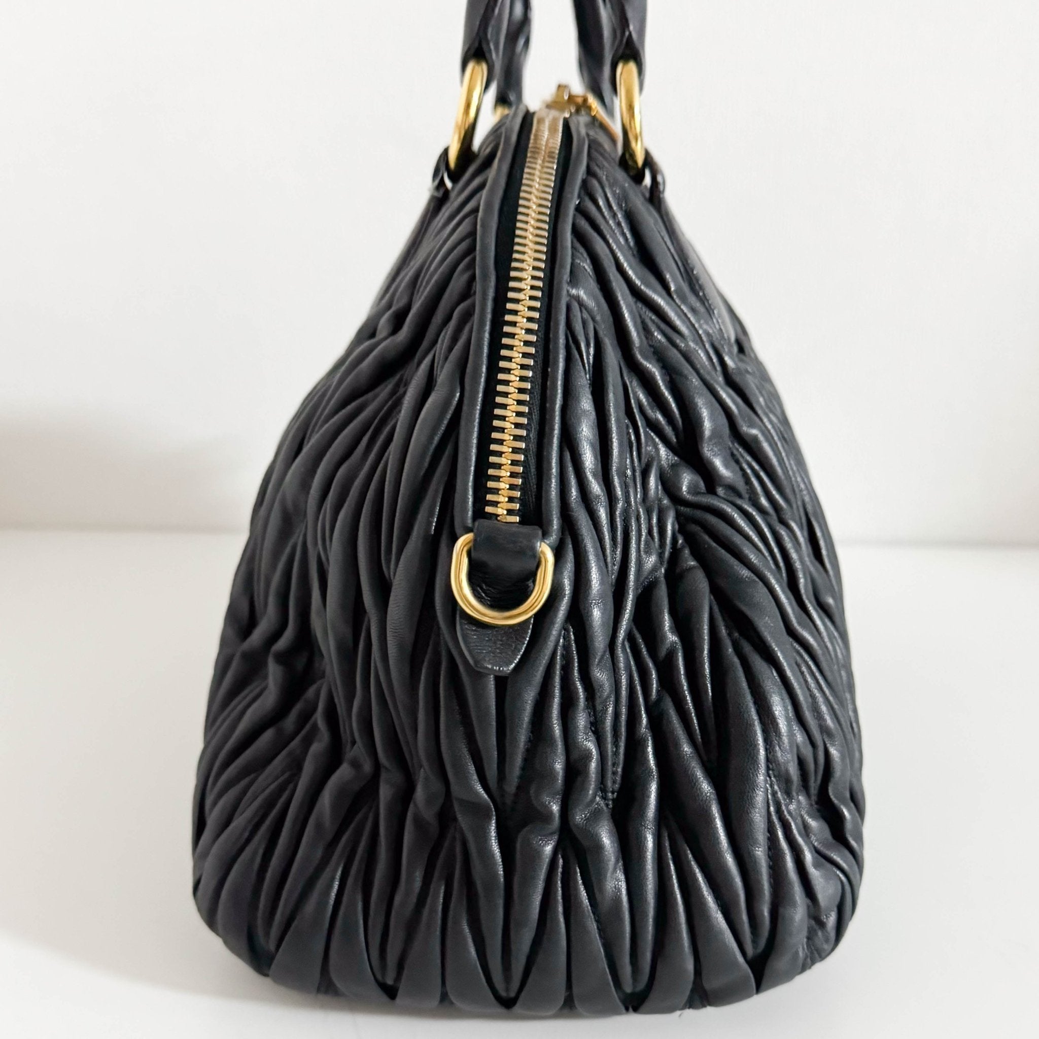 ショルダーバッグ・ポシェット MIU MIU BLACK MATELASSe LEATHER SHOULDER BAG Miu Miu Matelassé Shoulder Bag